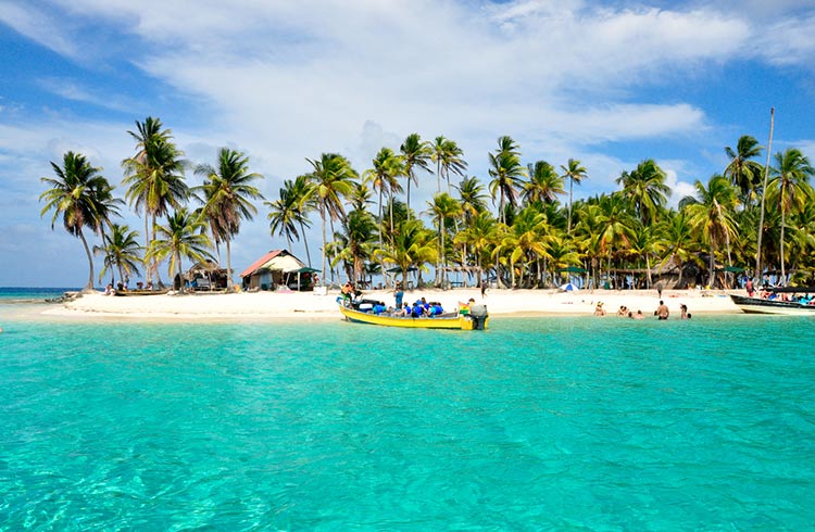 A beautiful beach in the San Blas Islands of Panama.
