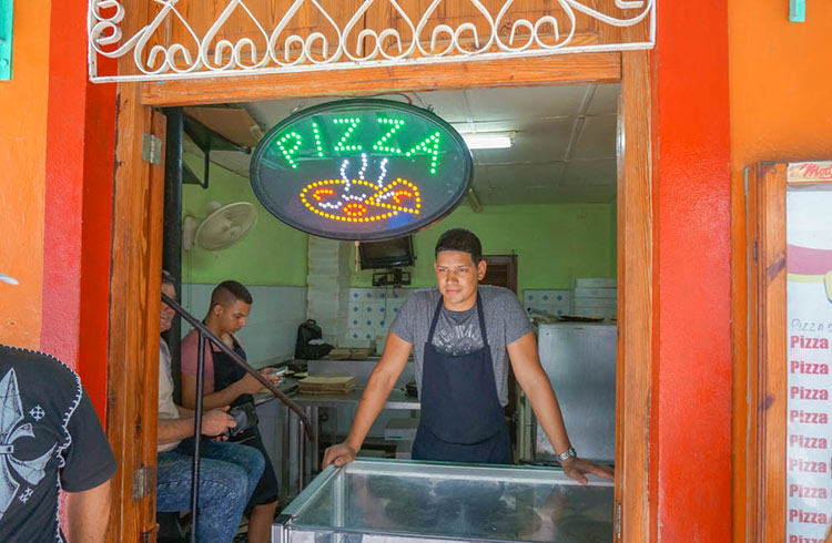 Peso Pizza food stand in Cuba.