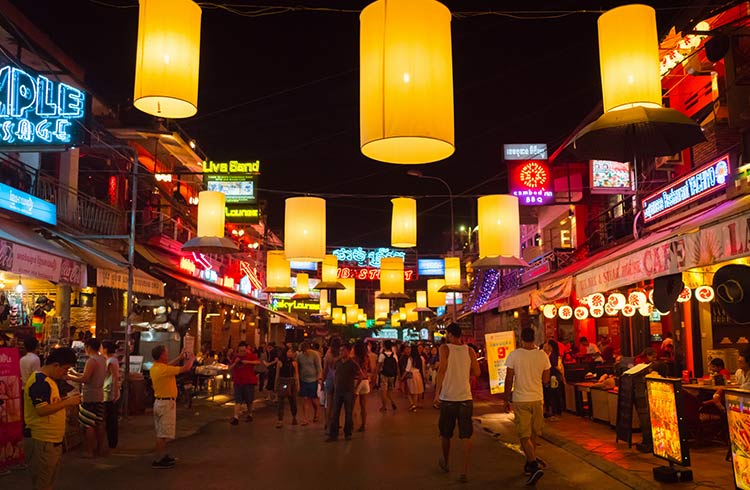 La famosa Pub Street illuminata del centro in Cambogia