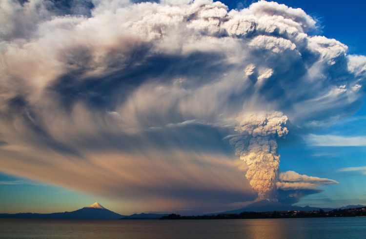 Calbuco Volcano woke up and erupted in Chile