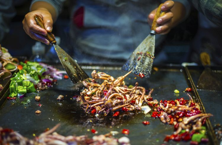 5 Essential Tips to Eat Street Food Safely and Stay Well
