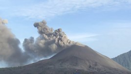 Video: How to Survive a Volcanic Eruption in Indonesia