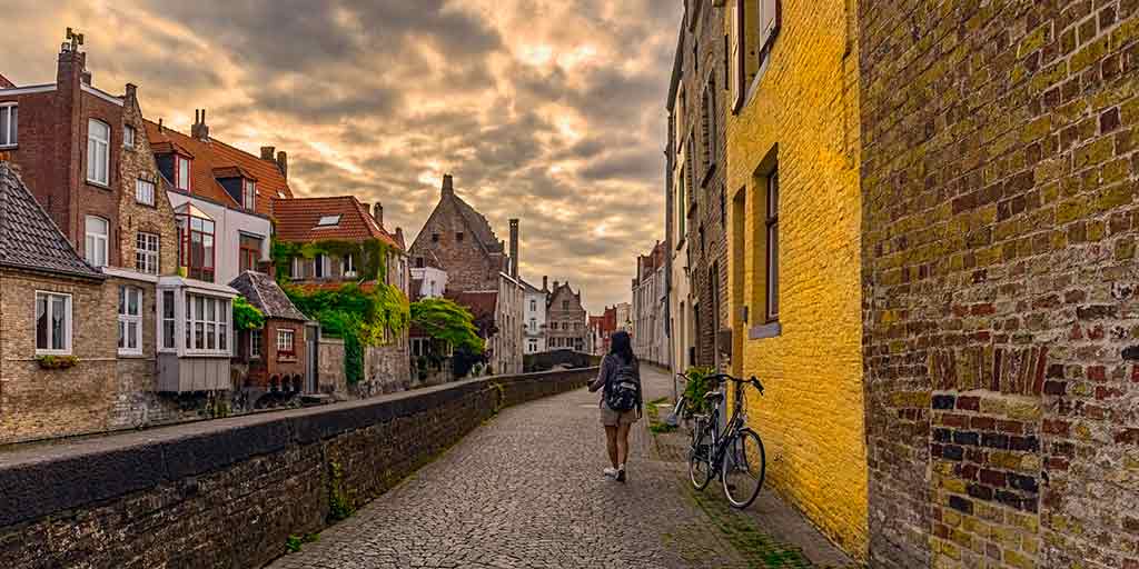 10 problems that must be encountered when traveling in Belgium Explain the reasons for each item & solution