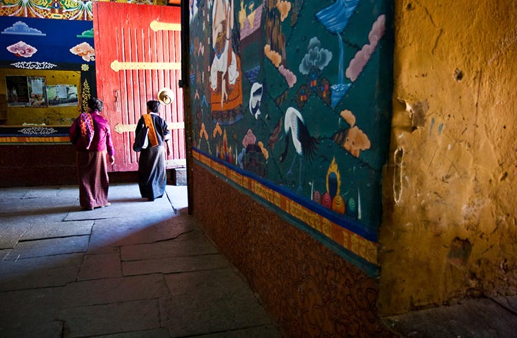 Färgglada väggmålningar inne i ett kloster i Bhutan.