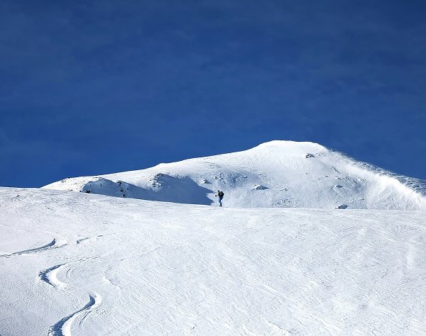 Livigno&rsquo;s broad, sun-lit slopes &mdash; the kind of alpine calm that keeps skiers coming back.