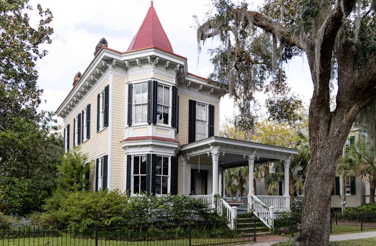 An elegant historic house and live oak tree in Charleston, SC.