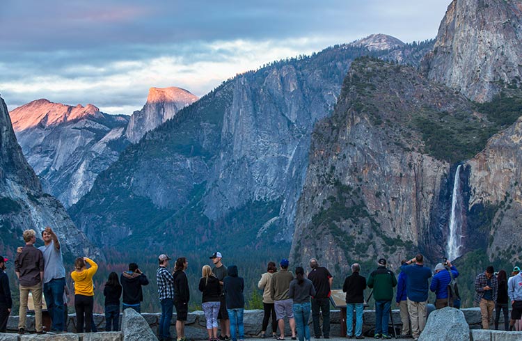 crowd at Yosemite lookout