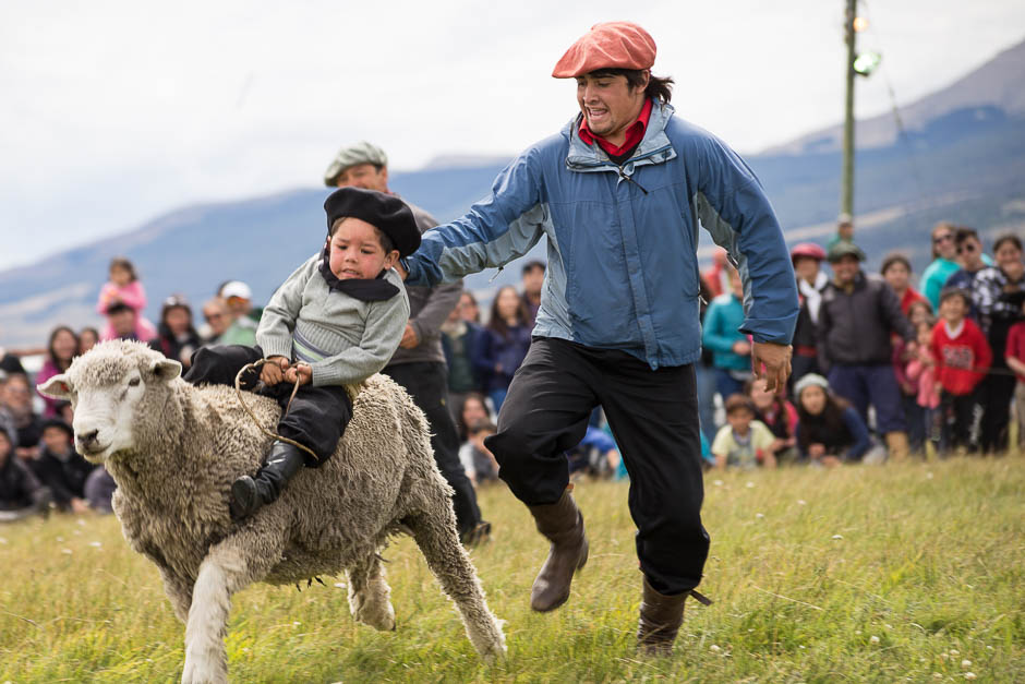 As a family festivity, the idea is that everyone participates. The sheep mount is one of the activities for the children. The one that stays longer on top without falling is the winner.