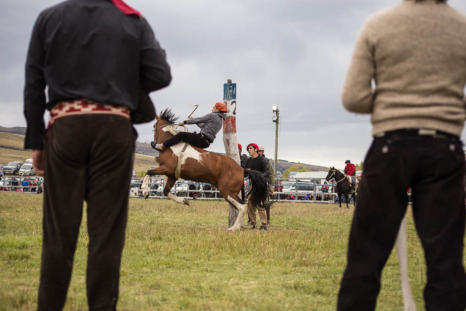 Rider (or gaucho) competing. To obtain the highest score and win the rider must not only ride an untamed horse until the bell rings (12 seconds) but also his horse, spurs and elegance will be evaluated.