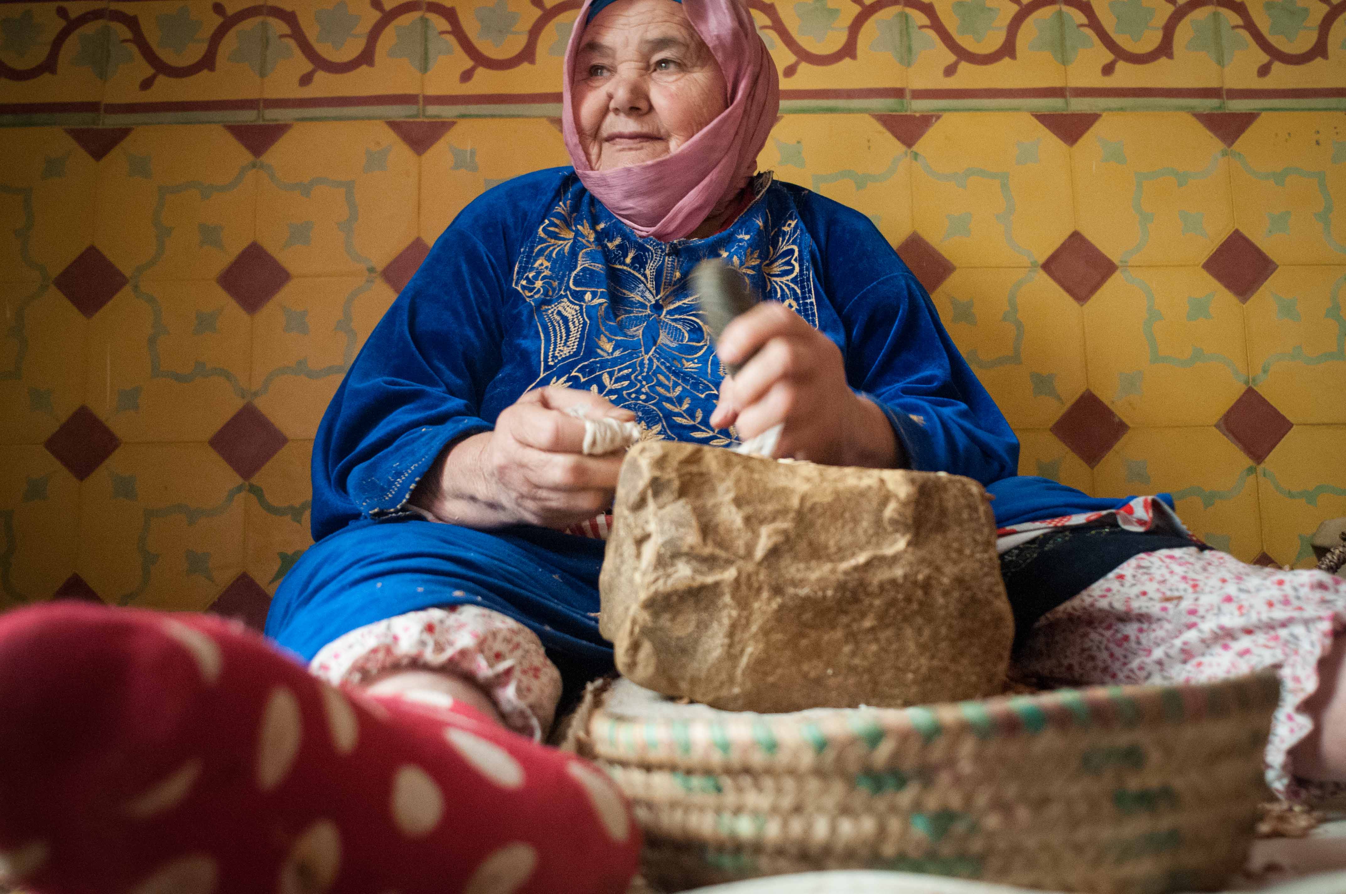There are 32 women working in the cooperative in Imi N'Tlit. They spend 8 hrs a day crashing argan nuts in order to extract the so preciuos oil.