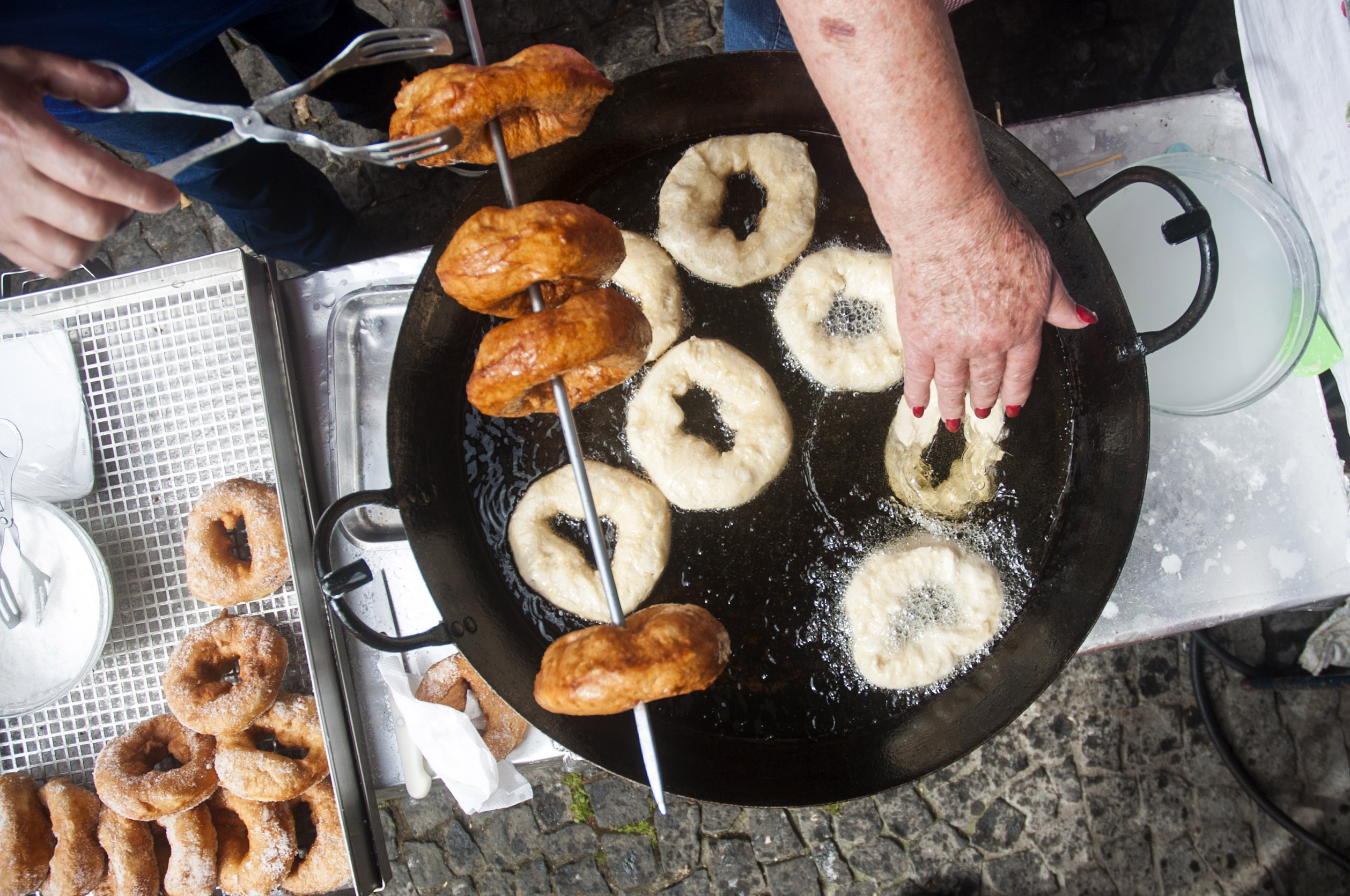 "Maria's filhoses are the best of the whole Island" This tipical azorean sweet is made by eggs, flour, sugar, yeast and finally fried in oil and covered with sugar.