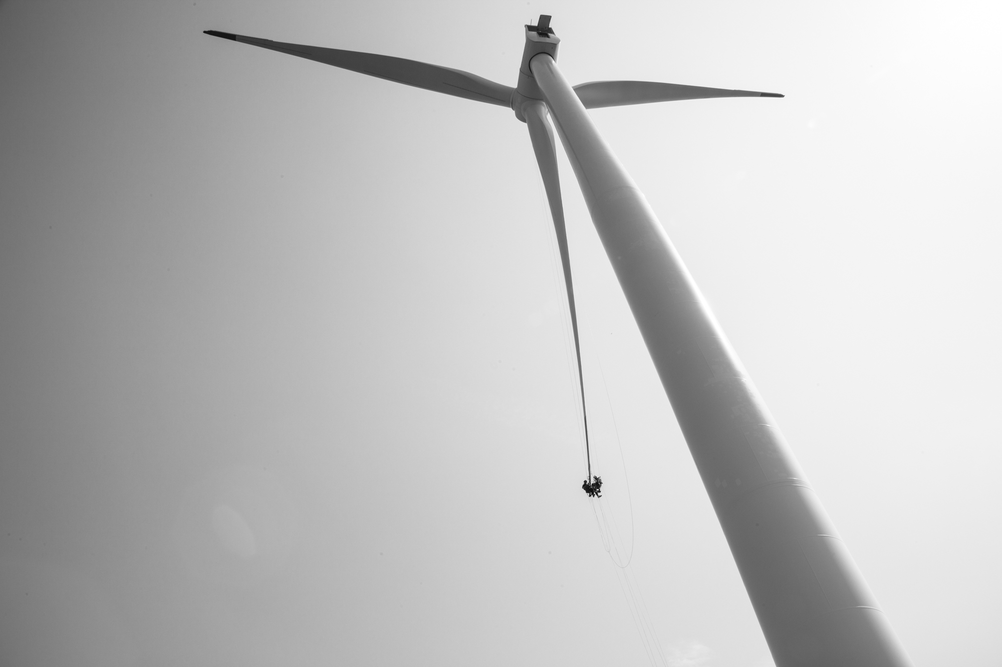 For external work, the tip is where technicians are most vulnerable. Hollow, and made of little more than balsa wood & fibre-glass, the turbine blades can flex significantly. On a windy day, it’s not uncommon to experience symptoms of motion sickness.