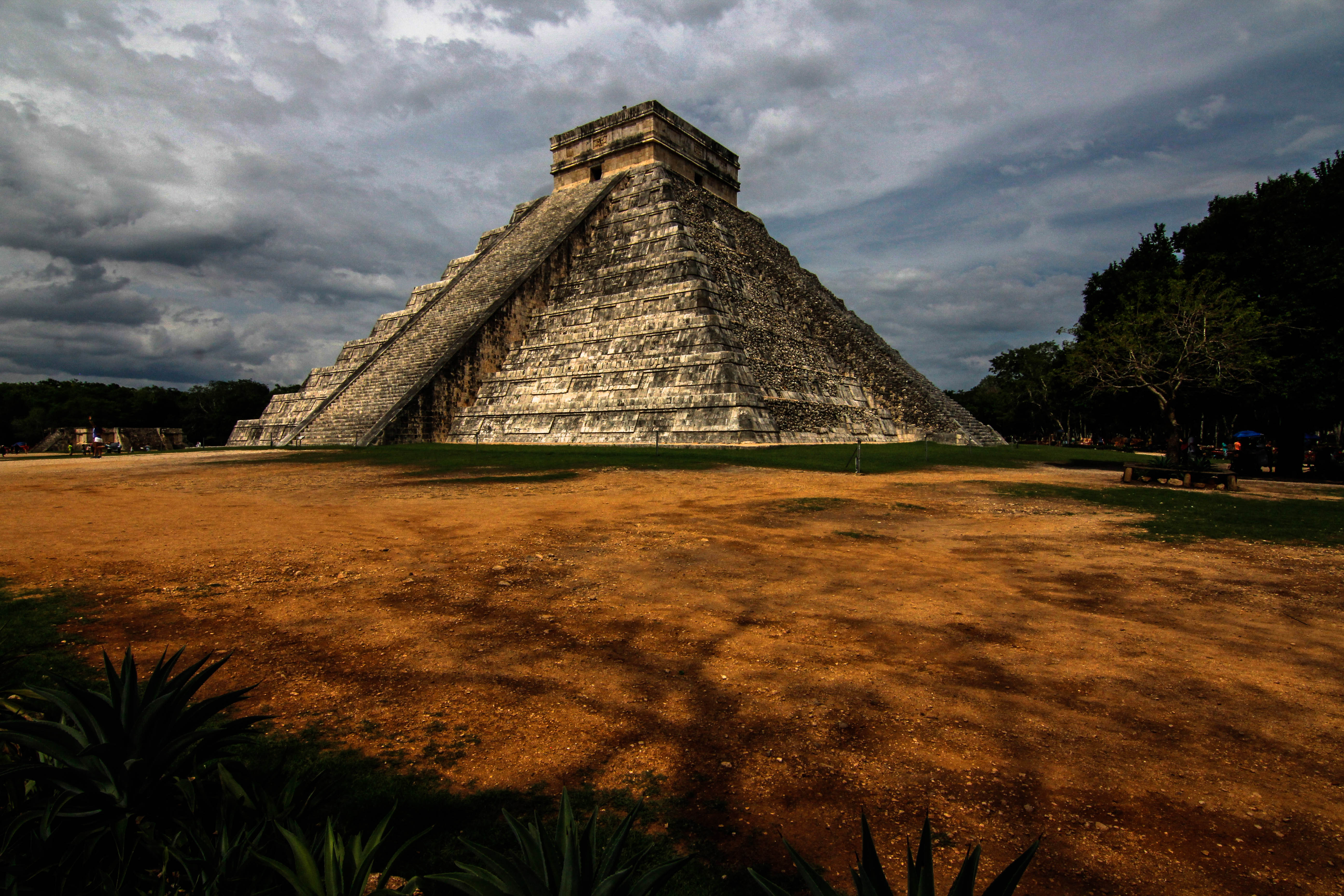 In the peninsula of Yucatan is the pyramid of Chichen Itza, a monument of Mayan civilization, built in 525 ac. In 1988 it was named World Heritage by UNESCO, and in 2007 it was recognized as one of the New Seven Wonders of the World.