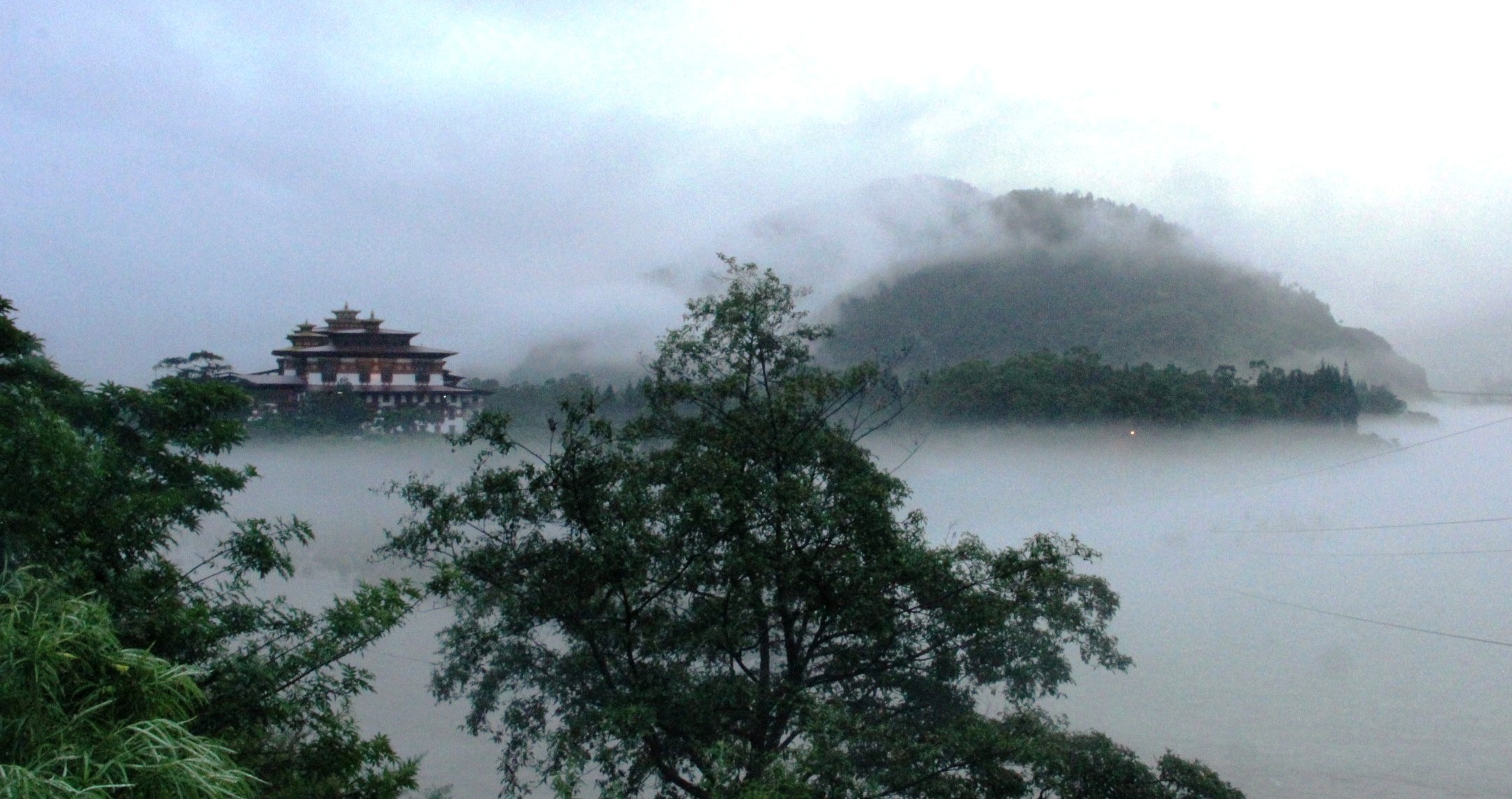 Located on a stretch of land where the Pho chhu and Mo chhu converge, the Punakha dzong served as the centre of government and the first session of the National Assembly was also held here in 1953.  Punakha was the first capital of Bhutan and the country’s first king was crowned here in 1907.