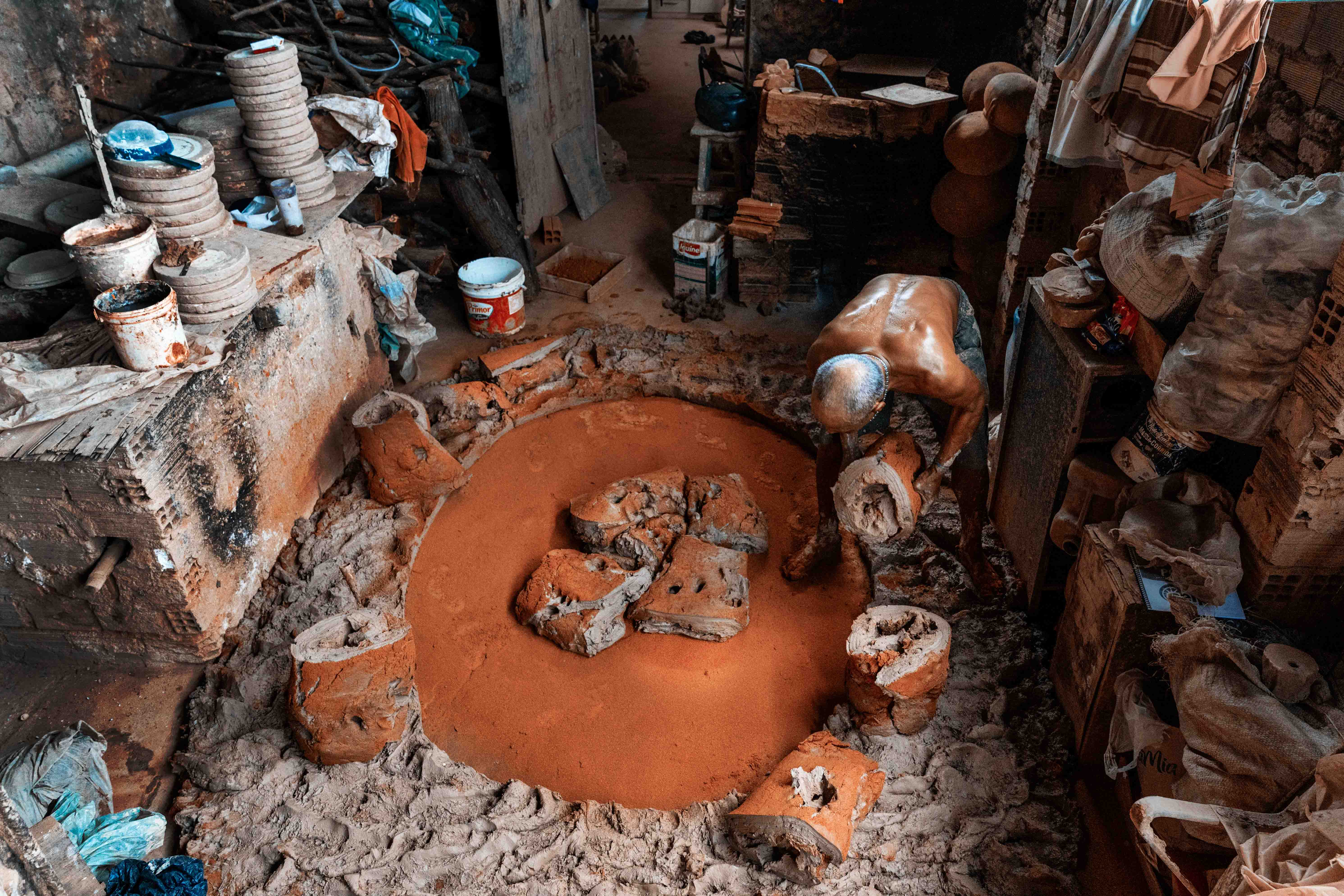 After treading the clay, Mr. Rosimario cuts it into radial shapes that are rolled up and stacked to be stepped on again. The entire process is repeated up to 3 times to have the ideal consistency.