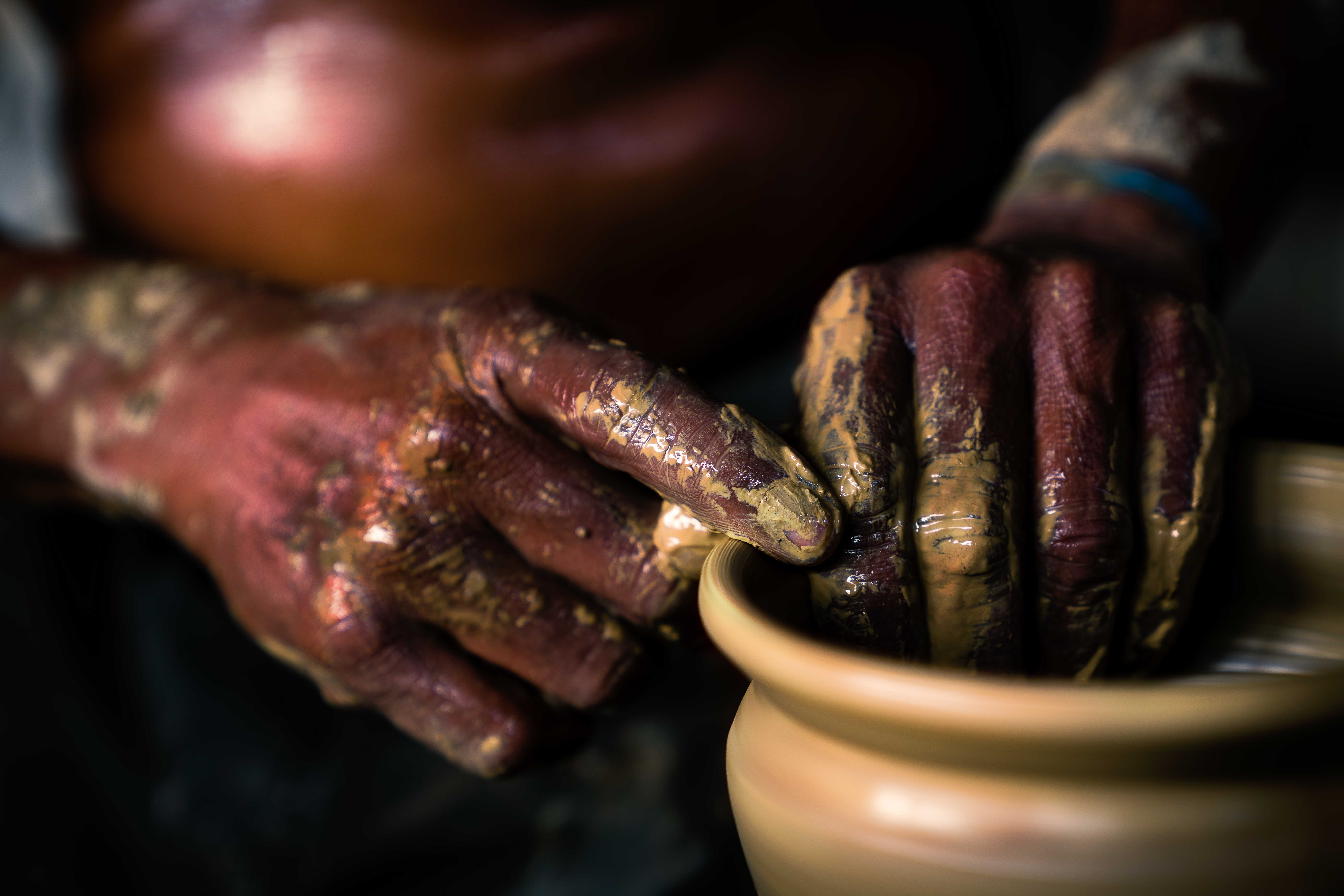Hands and clay in perfect integration for more than 30 years of craftsmanship.