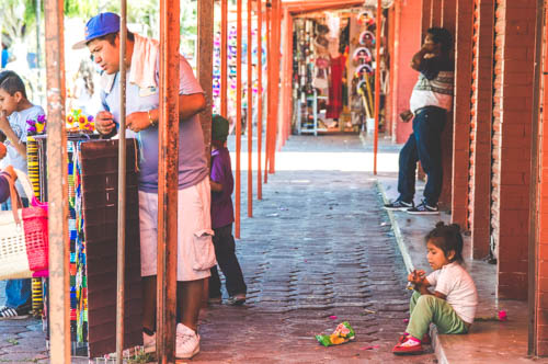 The people here depend on tourists' purchases to support their families. It's admirable that this father works on knitting bracelets, while he takes care of his young daughter Jimena. 