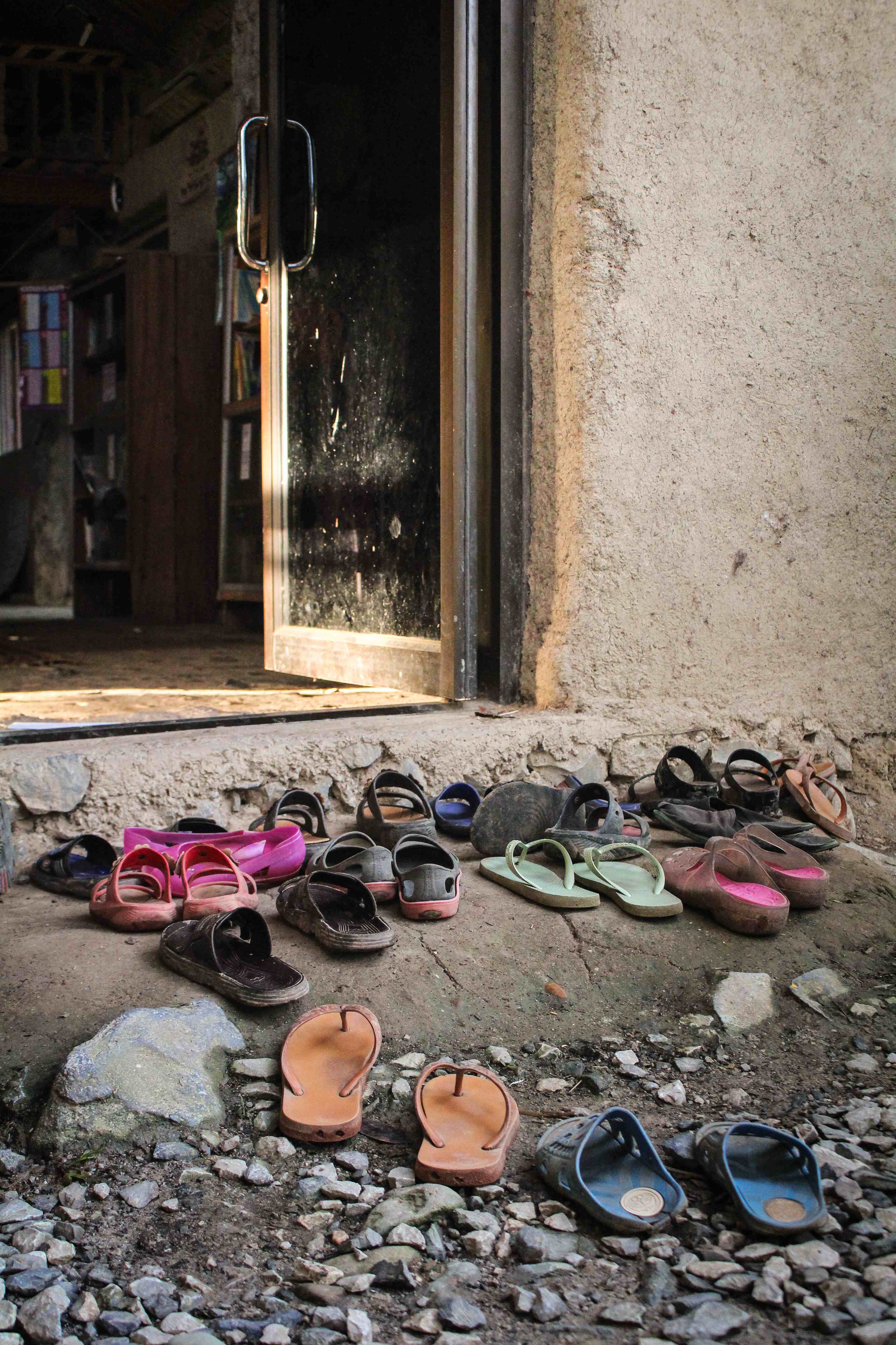 Tiny, colourful, flip-flops and shoes start to pack every door in SAELAO, even hours before classtime. These boys and girls -most of which cycle or walk their way from poor rural areas and surrounding towns-, are, undoubtedly, the eagerest little learners we have ever met. They look shy, but they are people of cheerful smiles and easy laughter. They live to play, and to learn, and as they grow older, to help their families, mostly with farming duties.