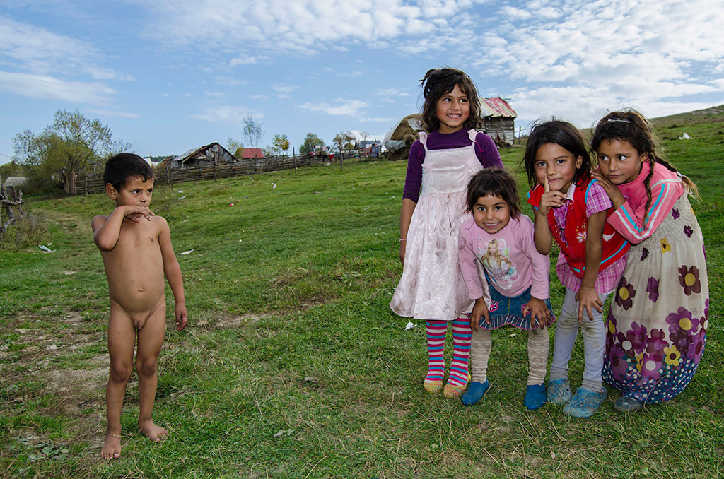 Kids gather up for a group photo. Most families in Hetea have three or more children, while girls usually become mothers in their early teenage years.