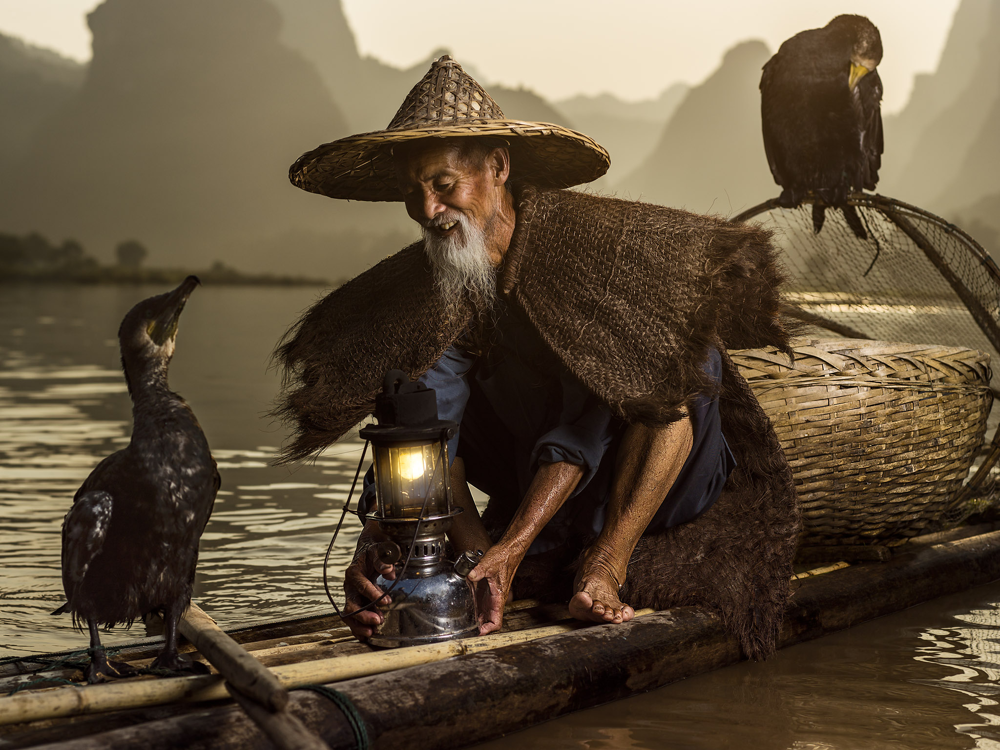 Mr. Huang Trains his birds to help him fishing, every day still fishes for his family
