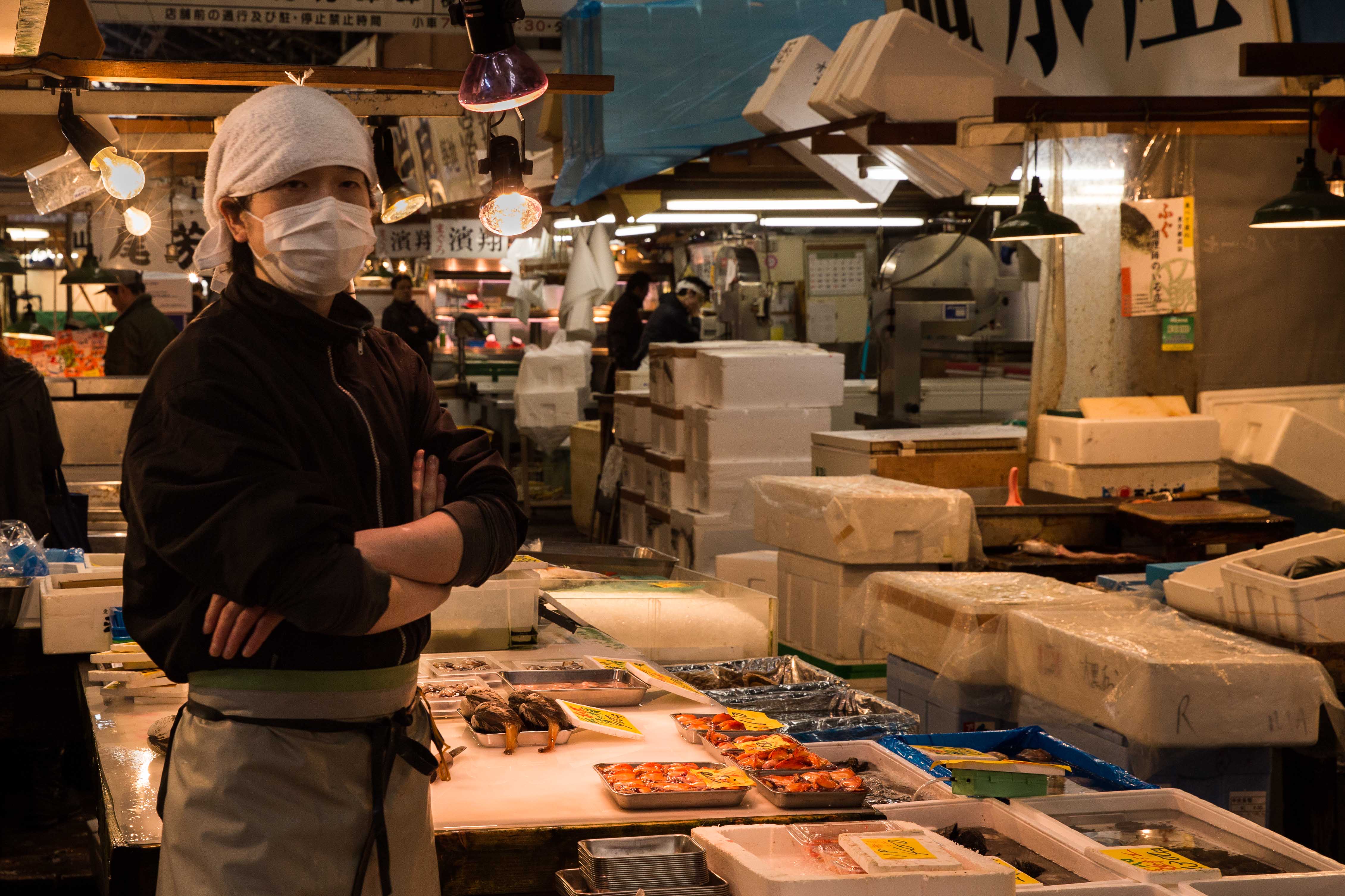 Standing proud in the biggest wholesale fish and seafood market in the world, The Handler is ready to serve customers. More than 700,000 metric tons of seafood are handled every year at the three seafood markets in Tokyo, with a total value in excess of 600 billion yen.
