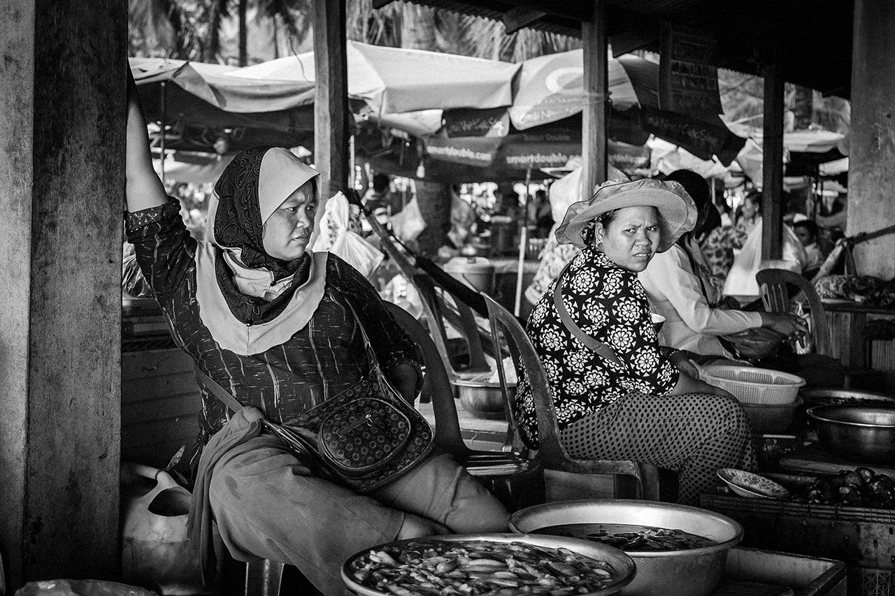 Cambodian women are saling raw seafood.