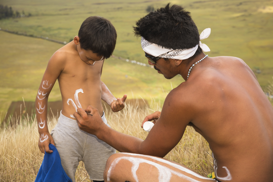 The Rapa Nui tradition of body painting plays an essential role for haka pei competitors and their progeny. The riders cover their bodies with ancestral designs that not only express their personalities but enhance their confidence and fortitude.