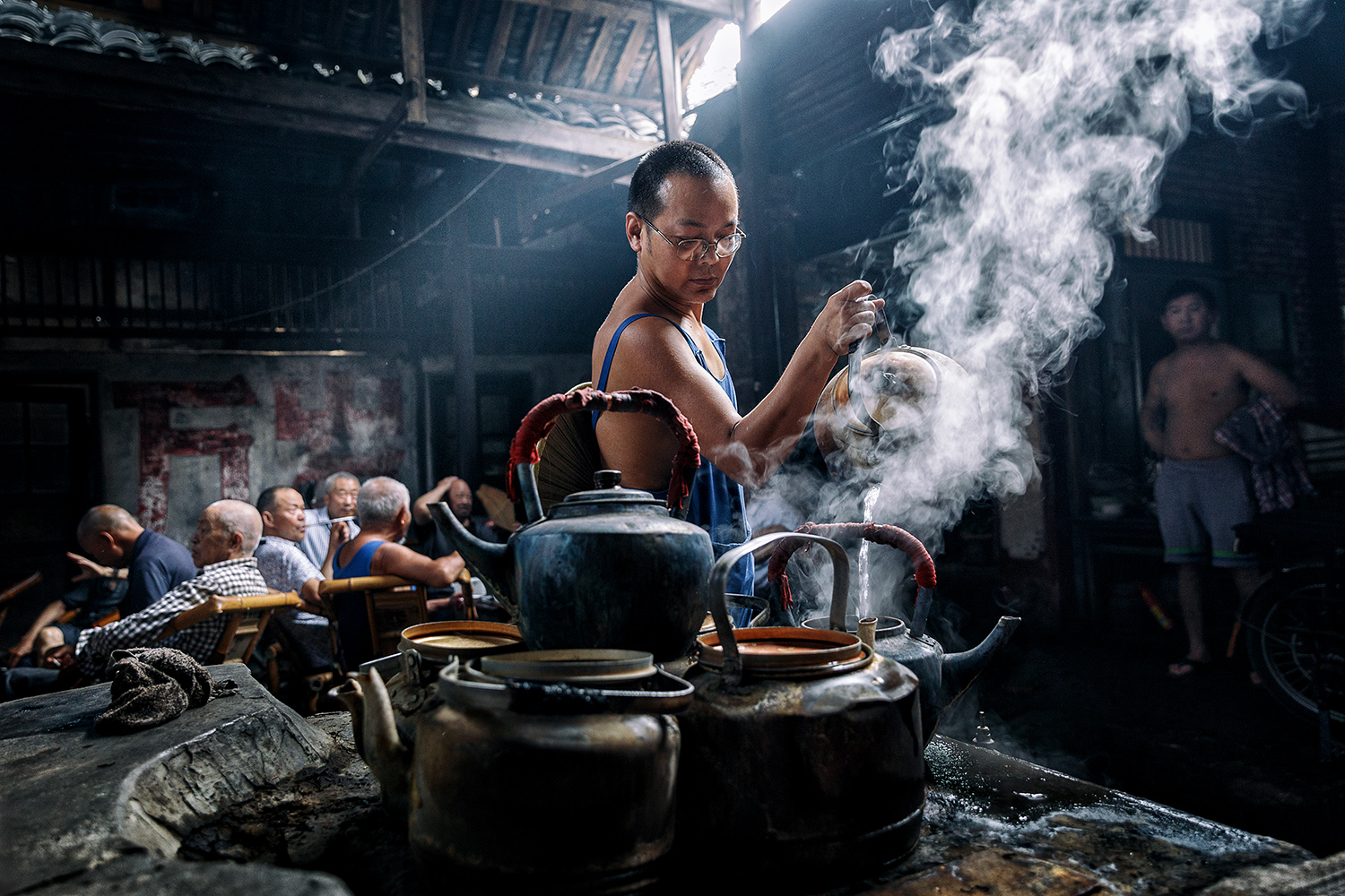 The art of making tea is commendable. In Chengdu (China), tea culture has developed into the Sichuan-featured Tea House Culture. There is a saying about Sichuan tea house: you could see more tea houses than sunny days.