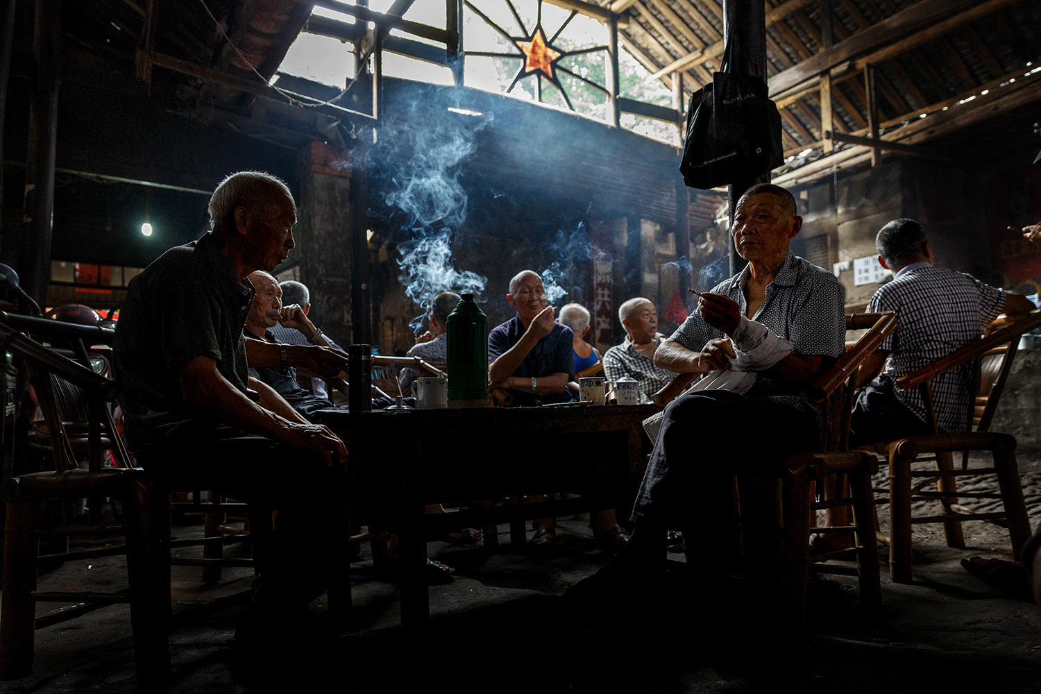 Chingdu tea houses abundant functions: for relaxing, meetings, recreation, as well as being the court of civilians.