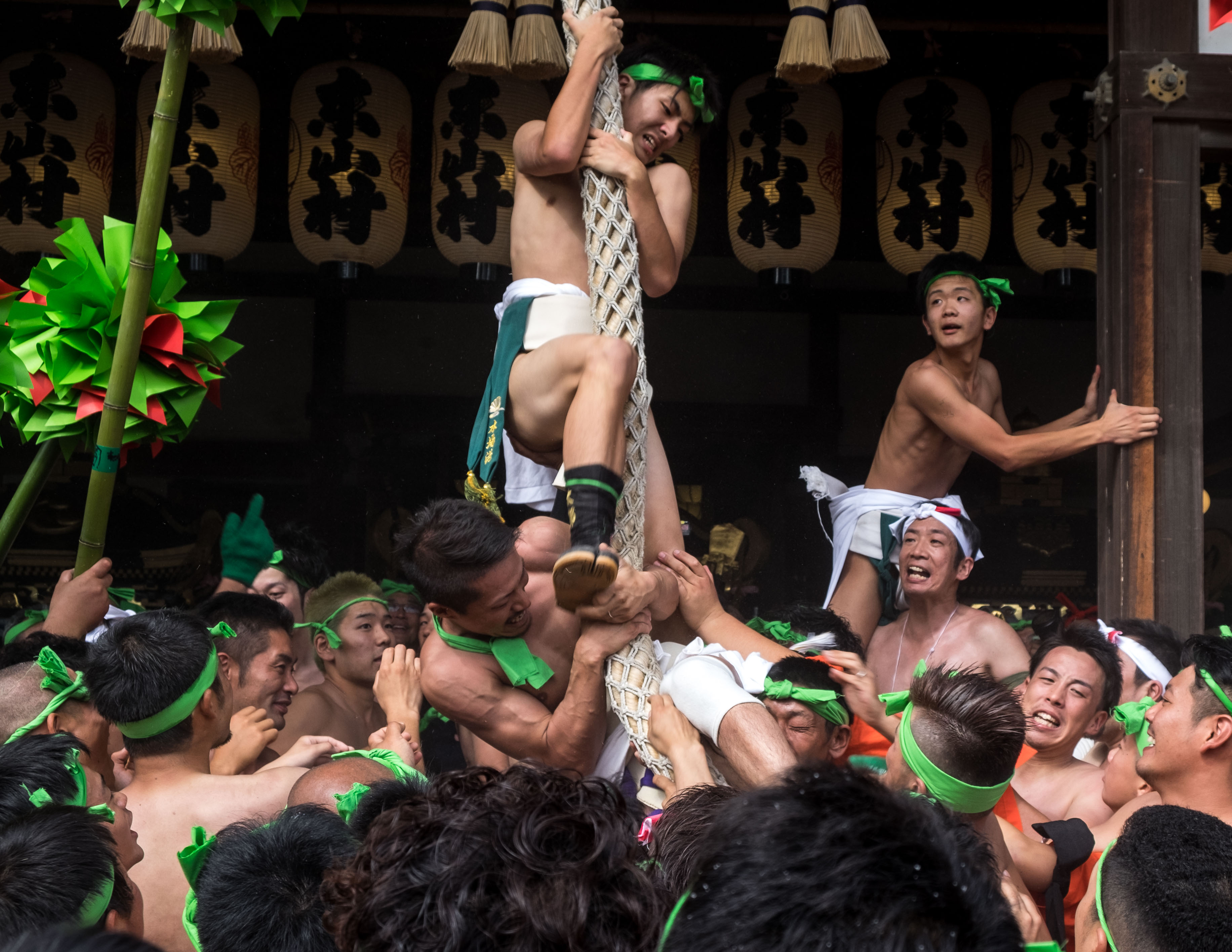 Arriving to Matsubara Hachiman Shrine, the participants try to climb the rope of the shrine to show strength and receive good luck for the dangerous battle they will fight later in the day.