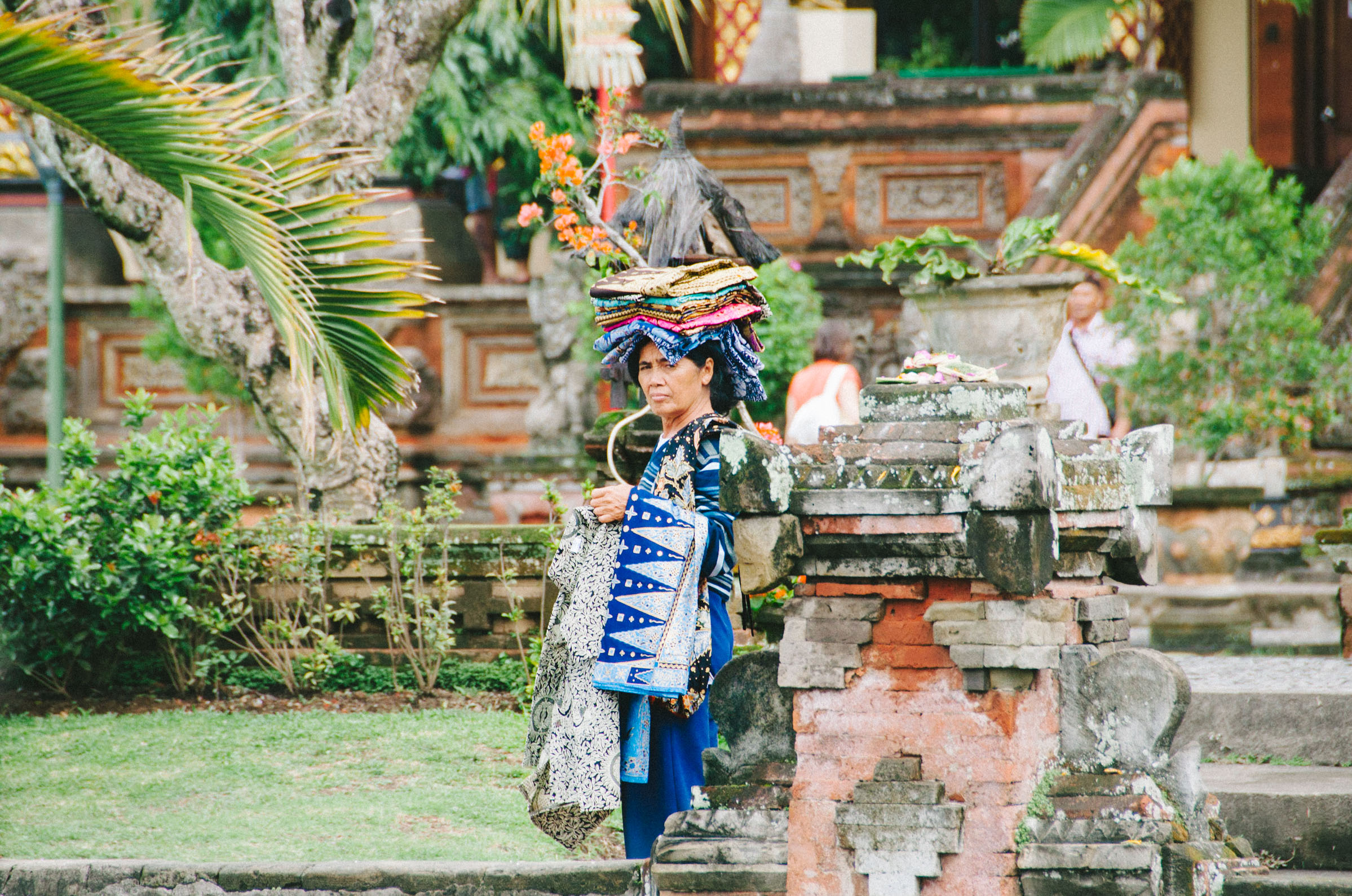 On New Moon day, visitors are only allowed in certain parts of some temples and only while wearing traditional clothing. Local women head out to the temples to sell their often beautifully handmade sarongs and scarfs.