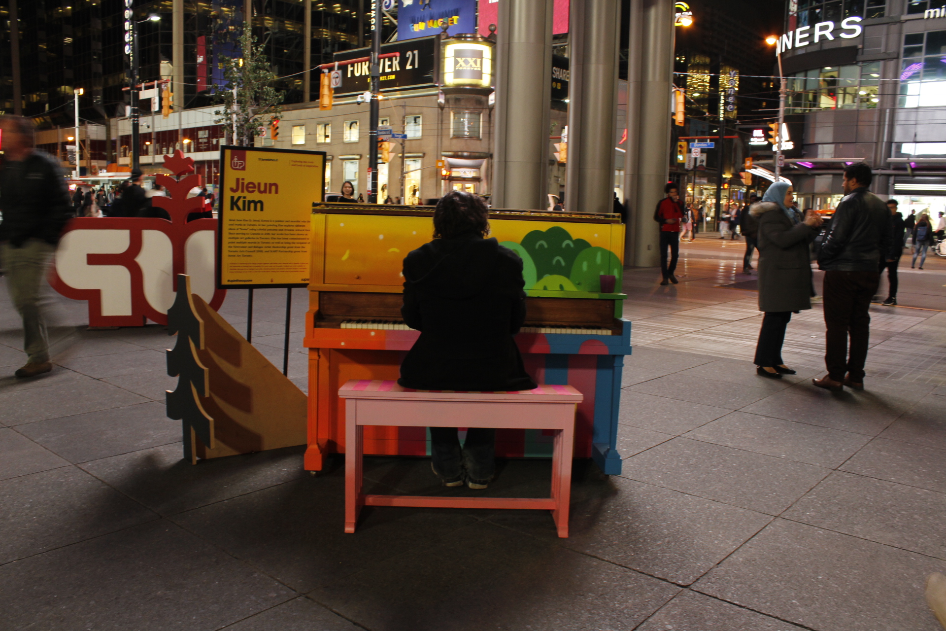 A random but kind gentleman deciding to share his melody in an end of the square. 