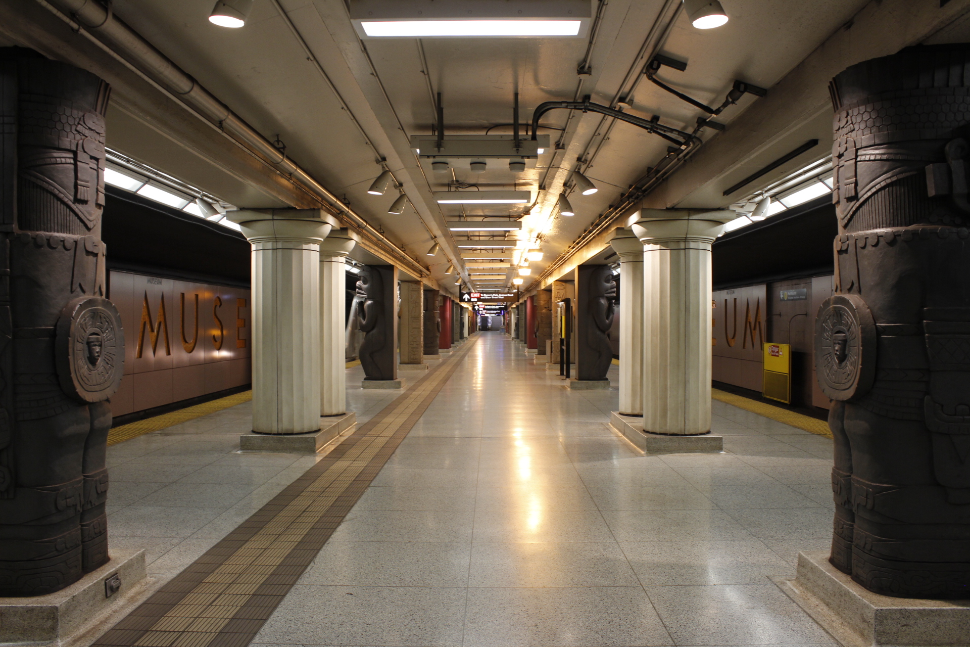 There are a few ways of designing a subway station. Here is "Museum Station" part of Toronto´s subway system (Canada). 