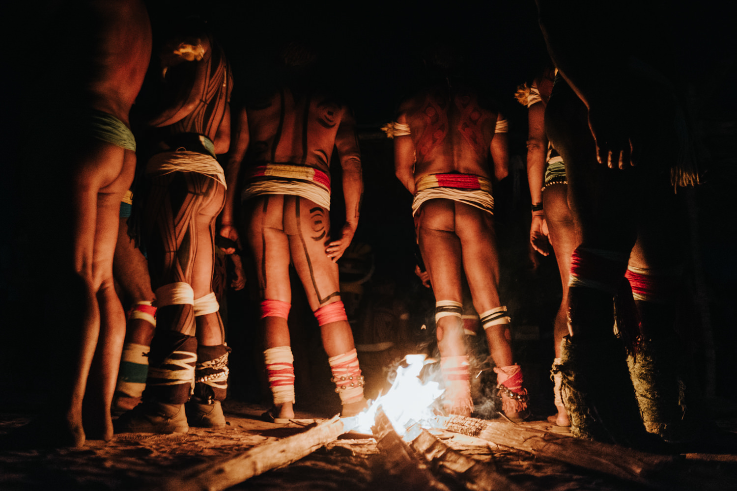 During ritual nights, men gather in the central square around the fire to warm themselves, smoke and discuss matters of importance to the tribe.