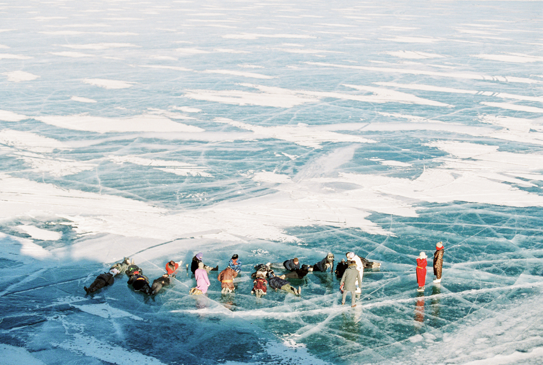 Friends write on the ice with their bodies. Many families participate in the festival and the atmosphere is euphoric despite a temperature close to -30 ° C.