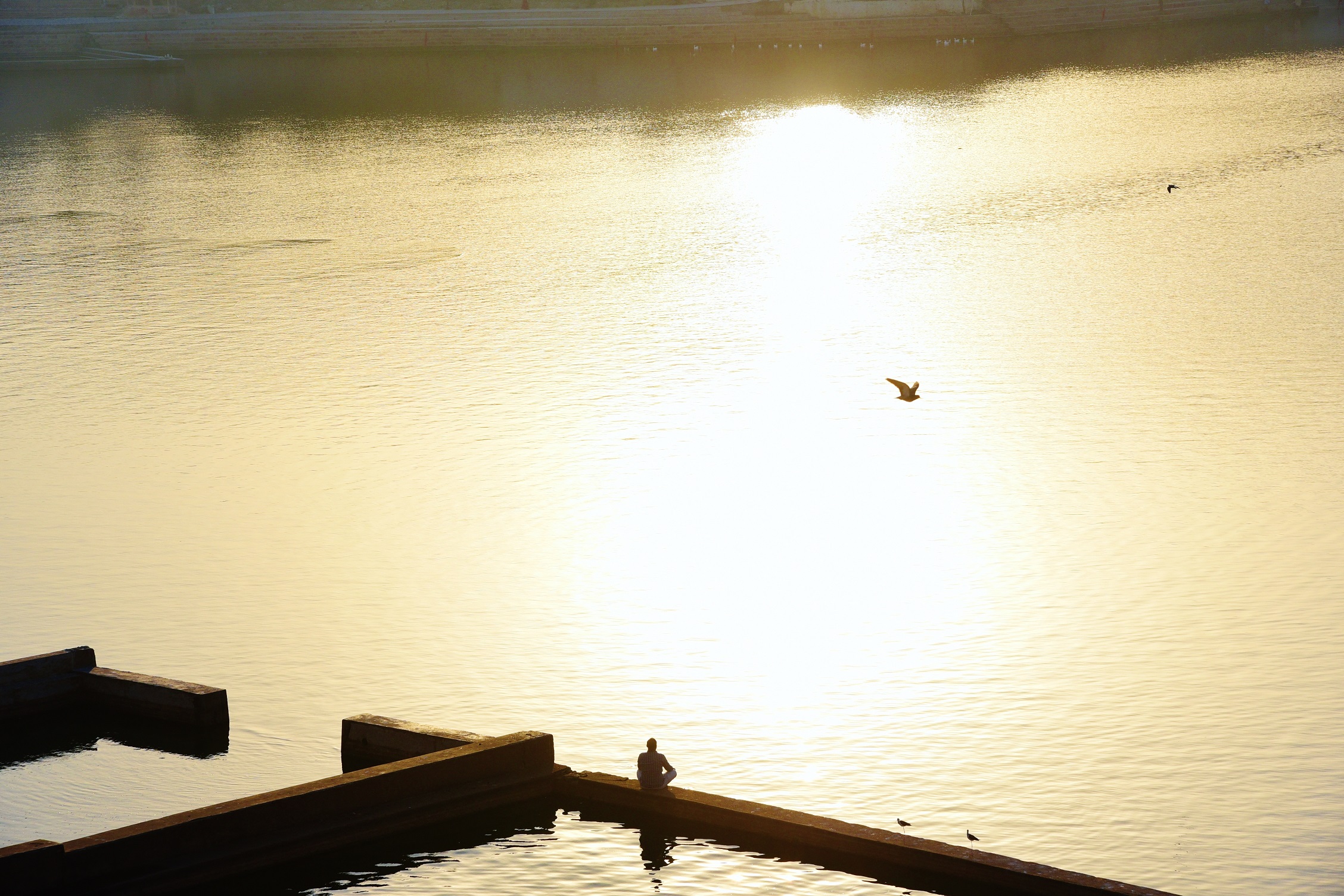 I woke up at 5am with the sound of the mantras and the bells from the temples in Pushkar. I was very curious so I decided to take my camera and go outside to watch what was going on around the lake and appreciate the beautiful sunrise. 