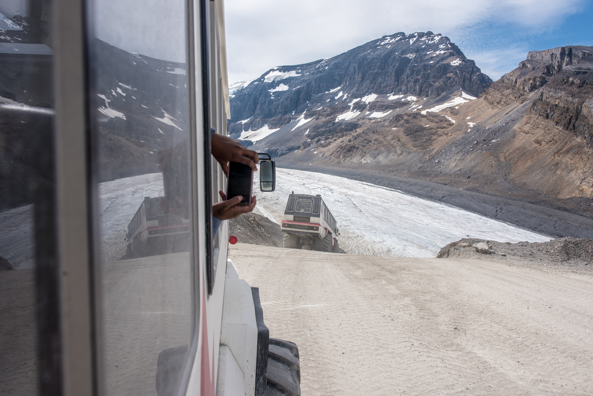 From the Glacier Terminal each 20 minutes a shuttle bus brings people to a special 4x4 glacier bus that contains up to 30 persons.  One after the other the 4x4 vehicles slowly move toward the icefield while an enthusiastic bus driver exposes all his knowledge about glaciers.