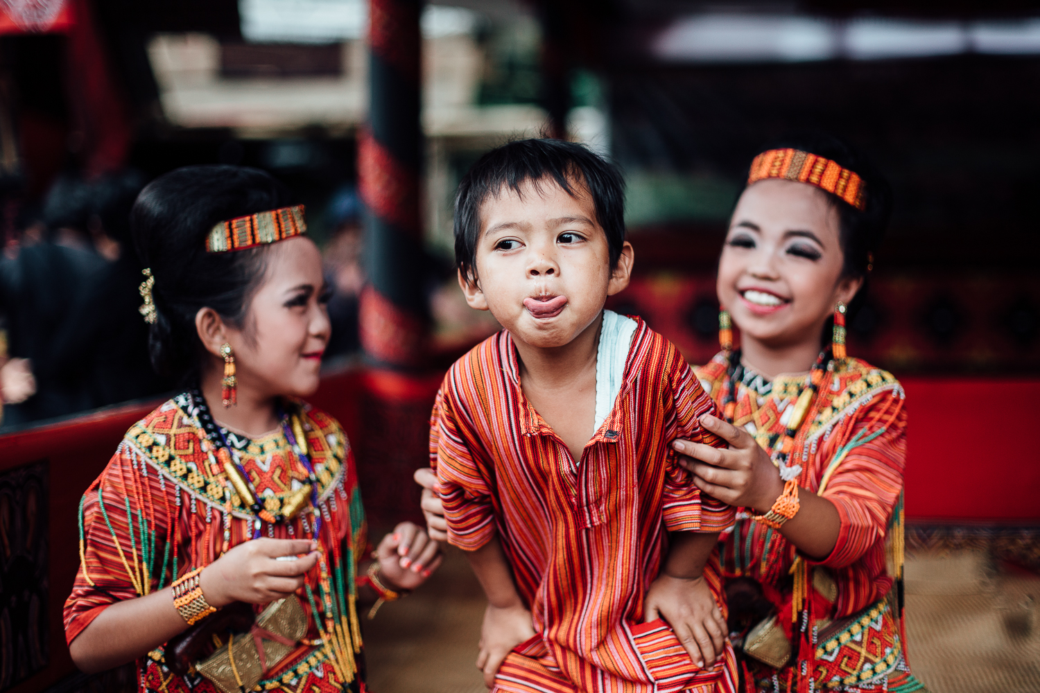 Kids wearing a traditional costume and makeup play in their lodge during the ceremony. They actively participate in the offerings but will not be allowed to escort the dead to his grave when the time of the burial comes, nor are women.
