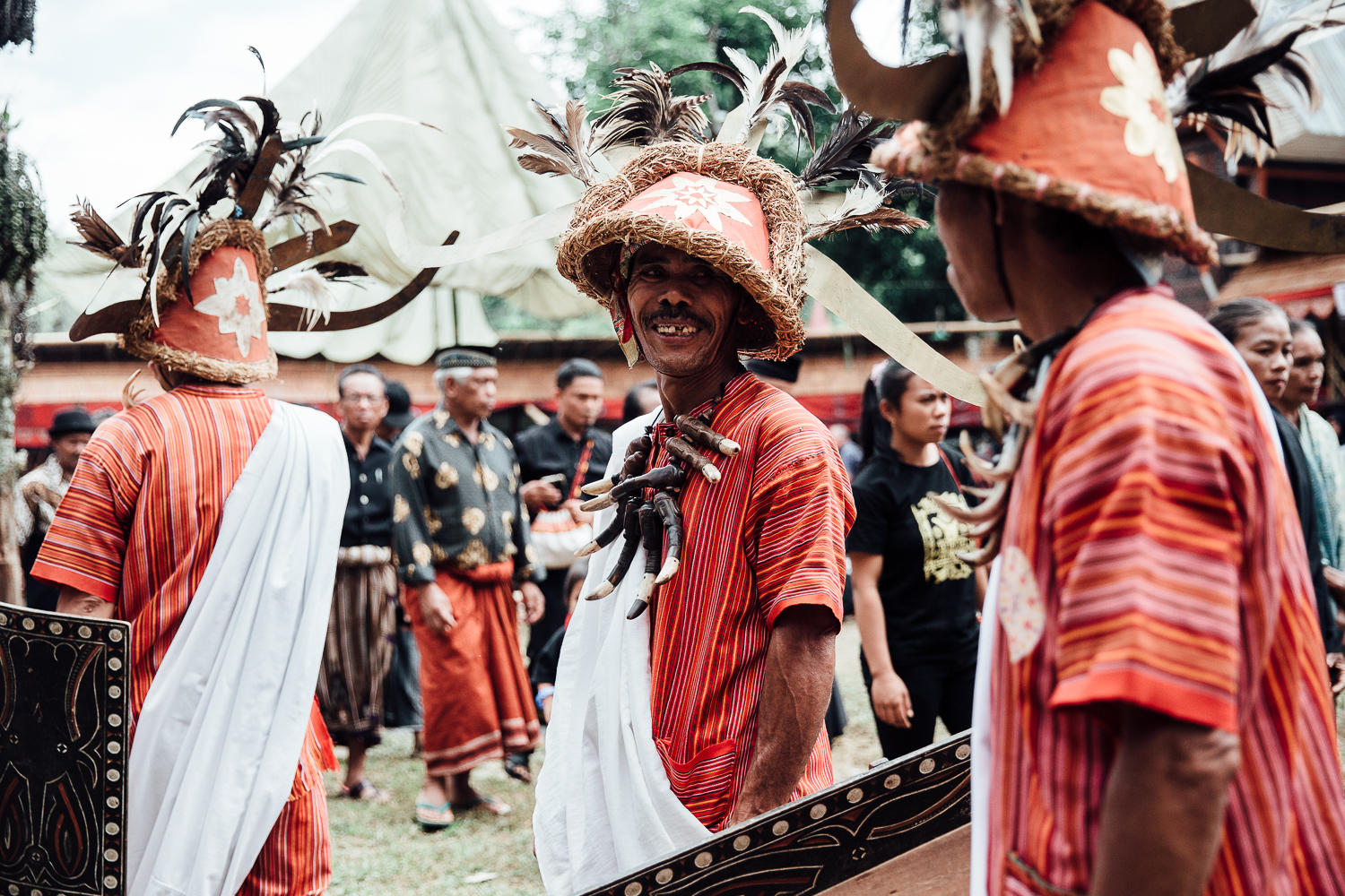 Two relatives share a moment of complicity during the funeral procession. For Torajans, death is a rite of passage, an access to the world of their ancestors. Family and friends come from all around the world for the ceremony to parade and bring offerings.