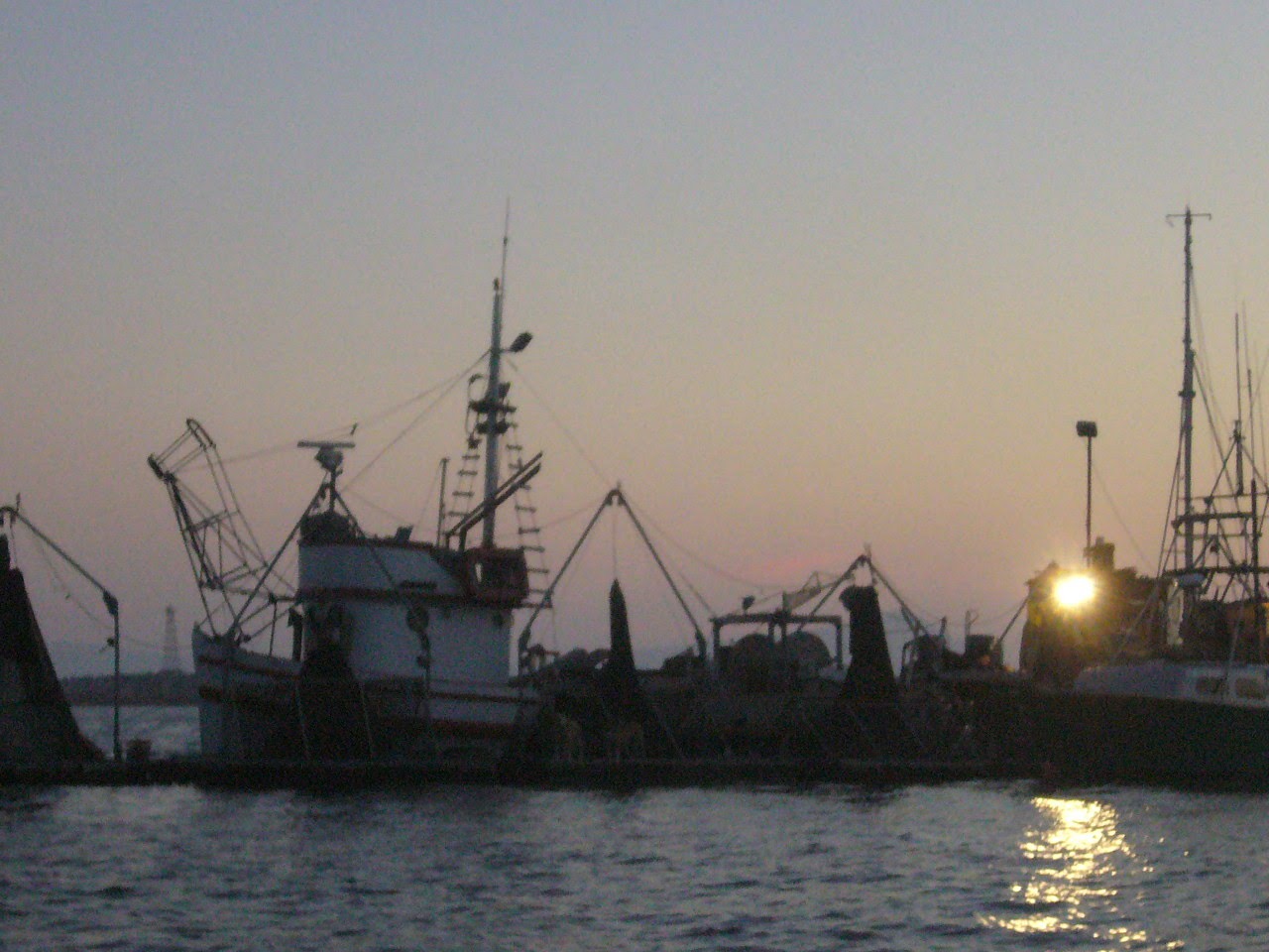 Ocaso entre barcos pesqueros, Ensenada