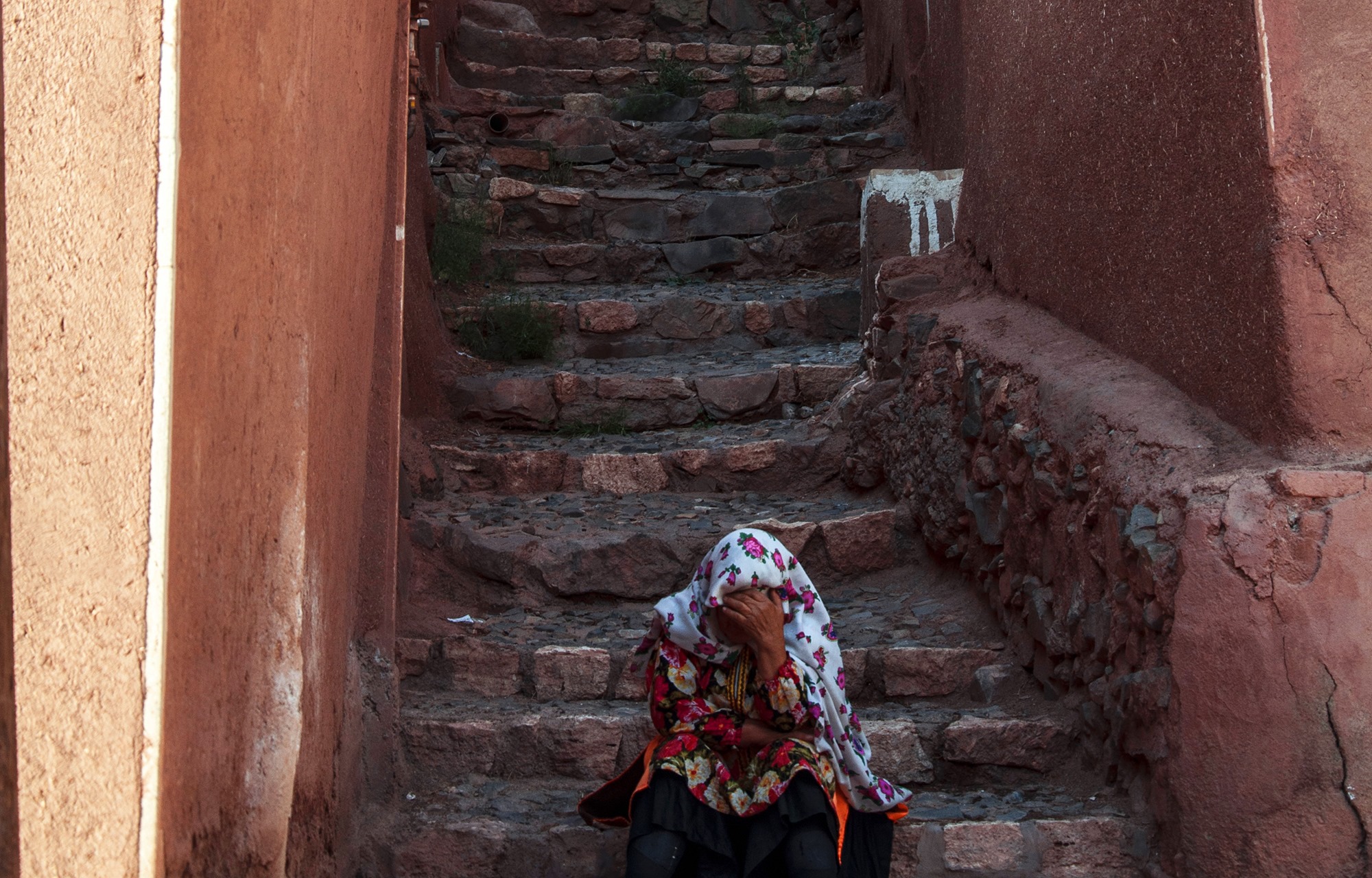 ABYANEH - Woman hides the signs of fatigue after a day of hard work
