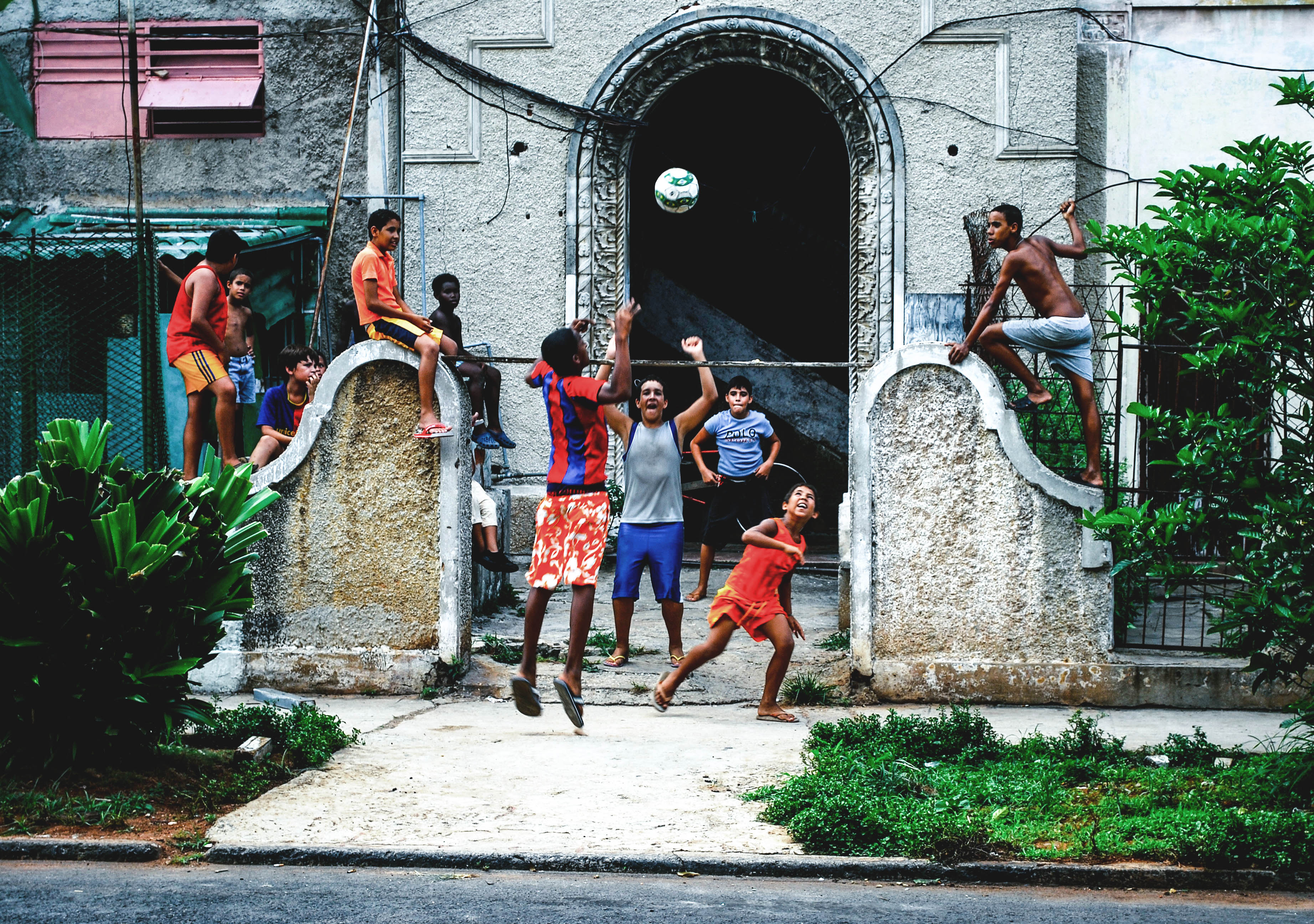  Photography and Culture. A volley home match tales how the kids in La Habana, play sports in street cause the limited sportive places, adaptation. (La Habana, 2011)