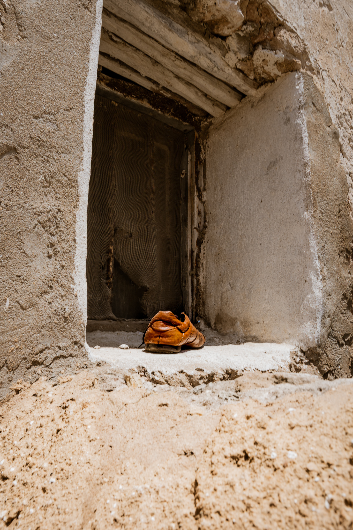 DAY 4
Finding a single shoe on a window sill is one thing that can happen to you at 2 pm in El Jadida.