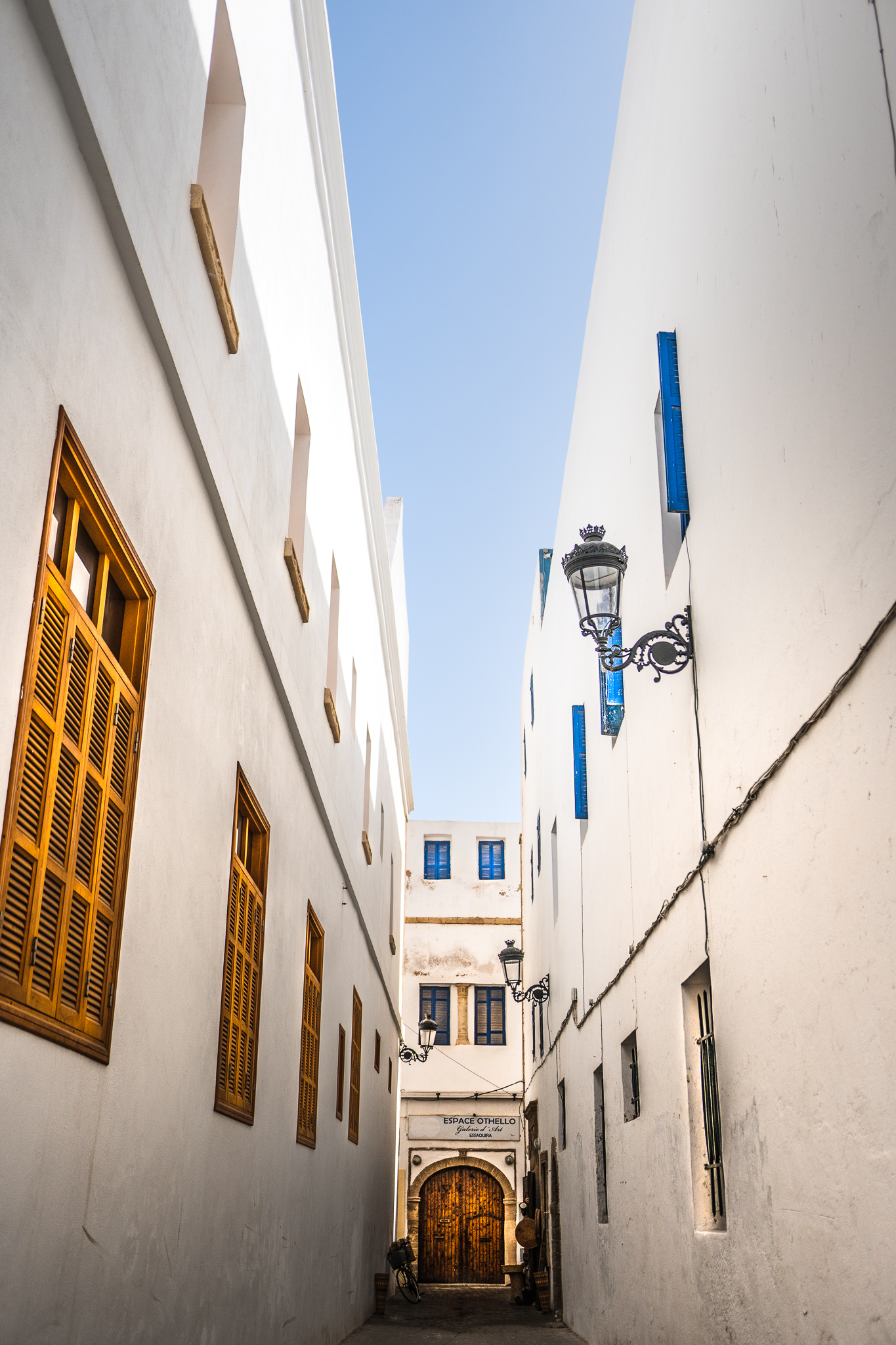 DAY 3
In 2 pm in Essaouira, the side road that leads to an art gallery is empty. The high temperatures cause many people to rather spend their time at the beach than in the city center.