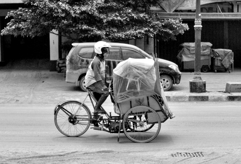 Pedicab driver still working even Kelud Mountain volcanic ash shower on Yogyakarta