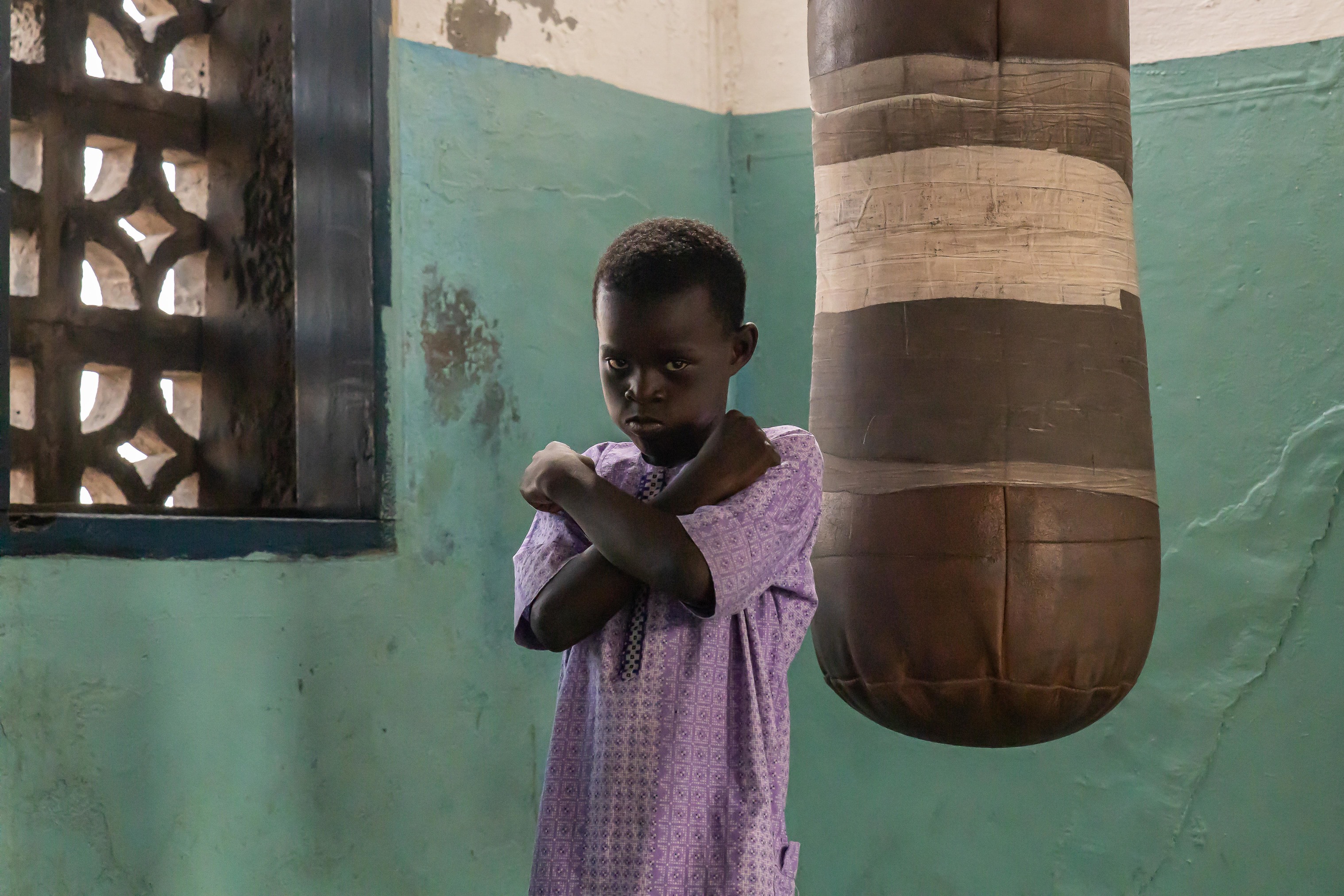 Boxing benefits Accra’s urban children who would otherwise engage in violence, becoming aggressive and undisciplined. Most of the city’s youth, who come from poor households, find support and structure by participating in training and matches. 
