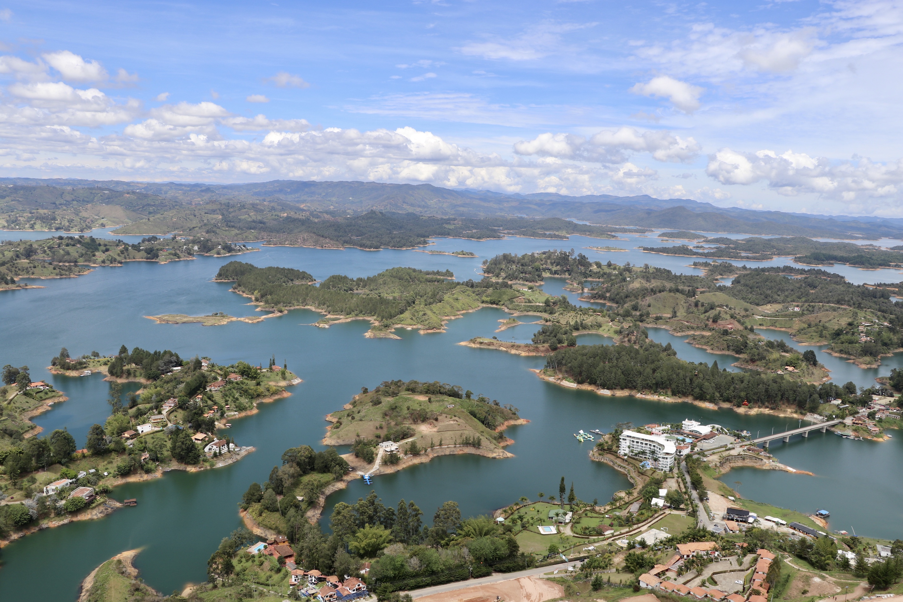 The Piedro del Peñol, a 2135 meter high monolith, provides another opportunity to combine walking with a great view. Around 700 stairs have to be mastered to reach the top but from there you are rewarded with a 360 ° view over the reservoir of Guatapé which creates a collection of islands.