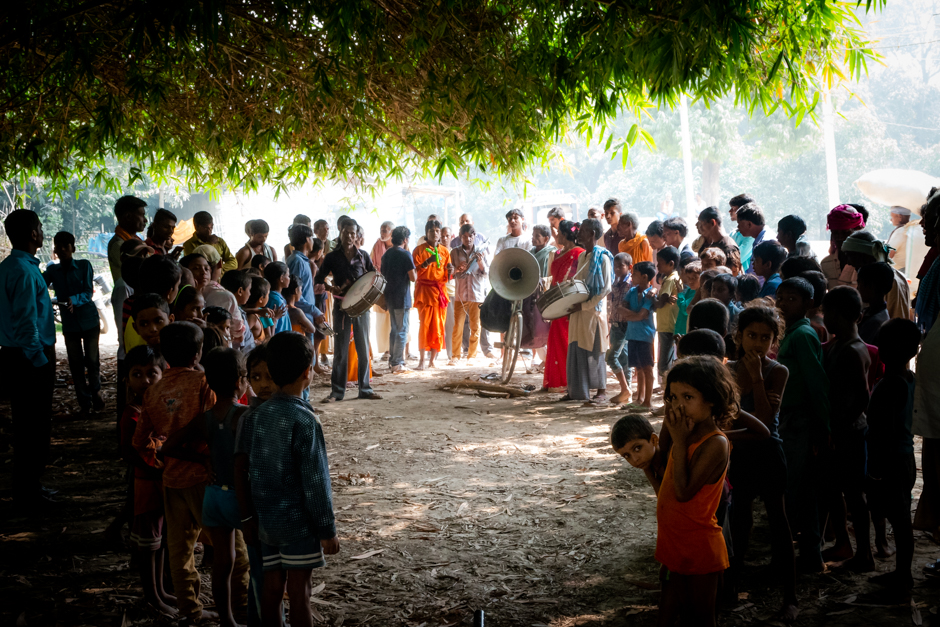 Like the older times, people gather in a circle under the shade of a big tree, waiting for the performers to take the center stage. Many ancient traditions like this can still be seen in rural regions. 