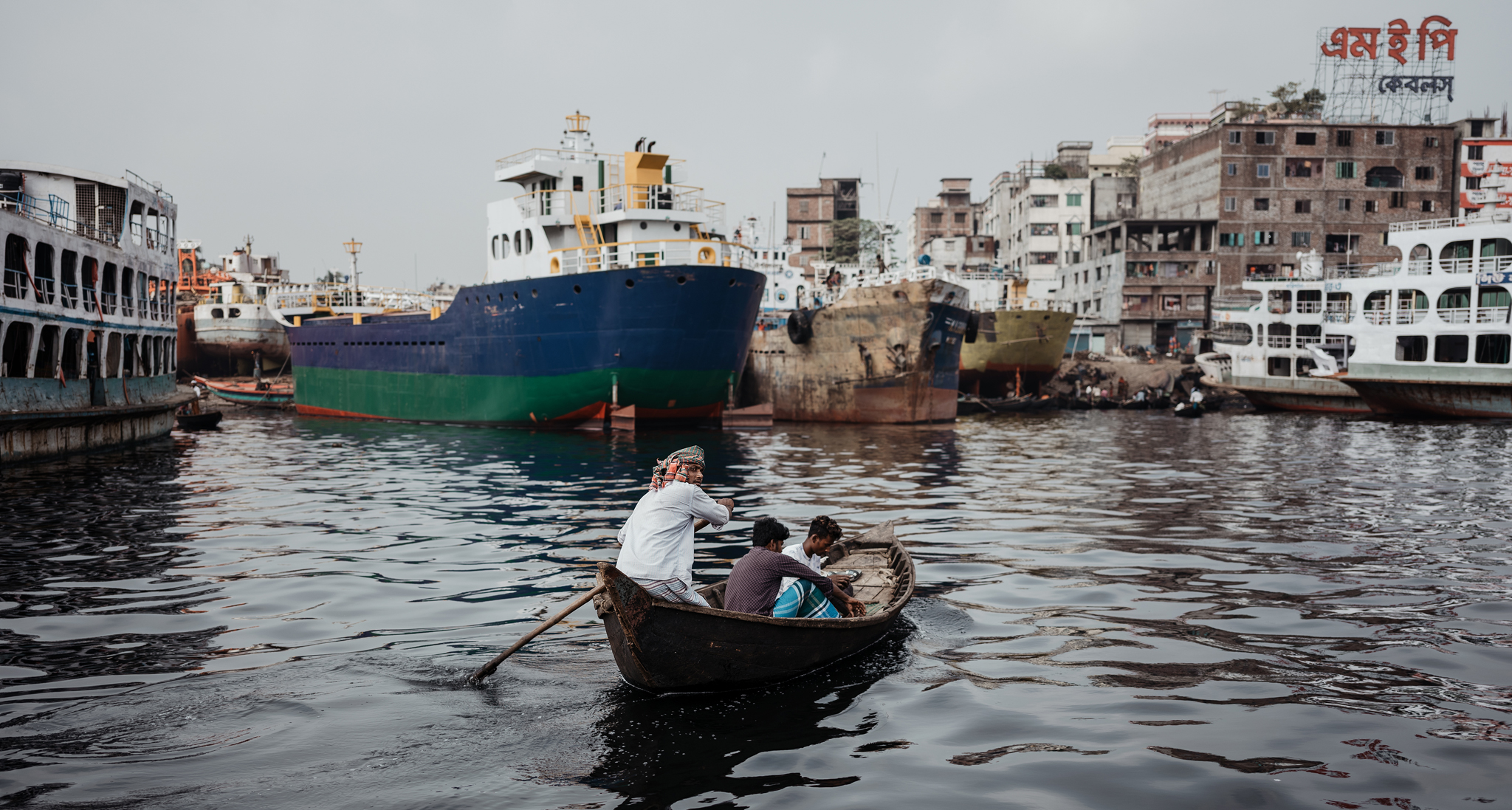 The Buriganga river is an important connection between the city of Dhaka and the surrounding villages. Many people travel by boat or ferry to the city to work, earn money and then bring it back to their familiy in the village. 