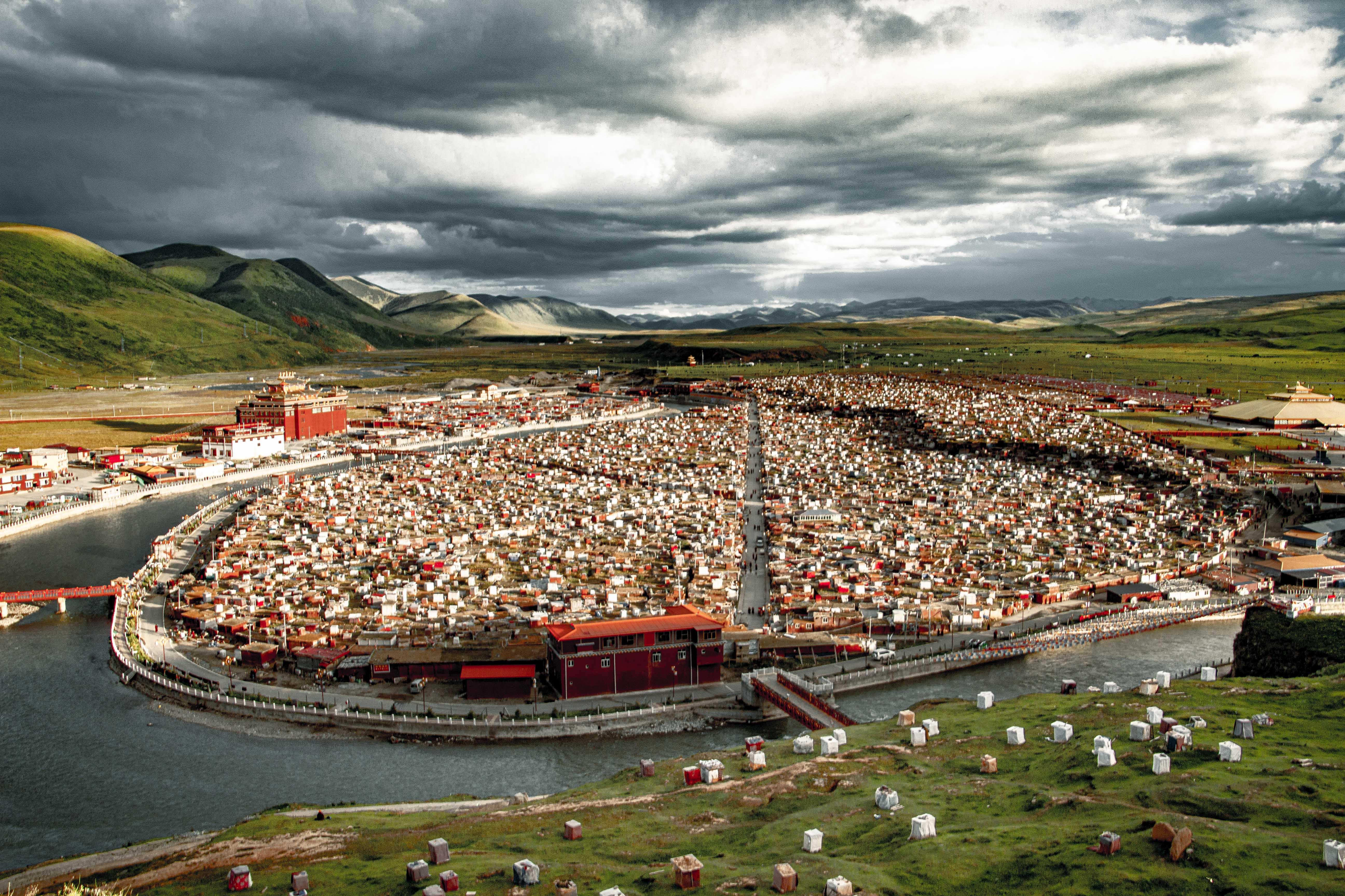 From the holy hill, Yarchen Gar rises in the heart of the lost kingdom of Tibet, treasure of peace and beauty in the Sichuan highlands. The oldest tradition of Tibetan Buddhism, Nyingma, is taught to more than ten thousands followers, the largest concentration of monks and nuns in the world.